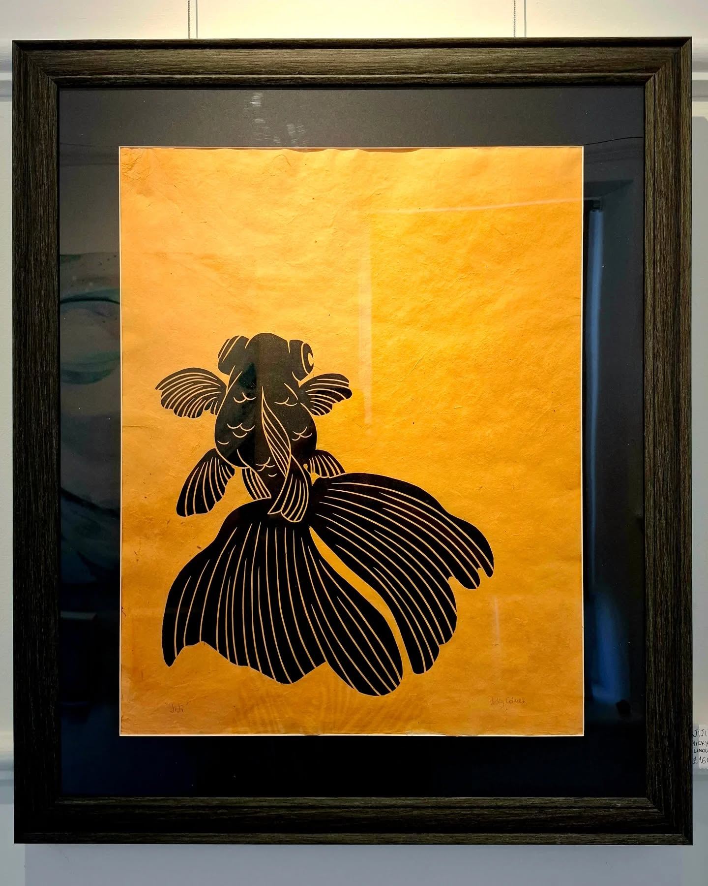 Jiji in yellow, handmade Lokta paper, is on display at the Grange Gallery until this Sunday.
Come and visit this fantastic exhibition during its final week.
Artists taking part: @all.is.on.art, @clairbutler_clairyb, @michaelstevenharris, @gp.keramik, @katarzyna_aekbote , @suzibythesee, @carolinemartinart, @jdliebe and myself, @vickygomezprintmaker.
.
.
.
#handmadepaper #loktapaper #fishprint #exhibition #Rottingdean
