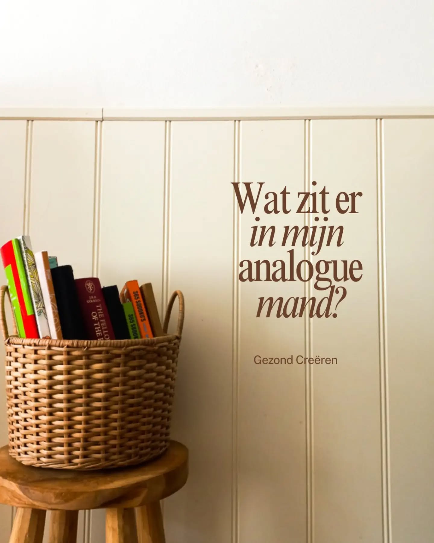 Tip voor gezonder werken: maak een analogue mand 🧶
Ik heb dit onlangs toegevoegd aan ons interieur omdat ik merkte dat ik mezelf steeds vaker betrapte op het automatisch pakken van mijn telefoon.. Elk leeg moment wordt direct opgevuld met scrollen.
Ik verlang naar een gezondere manier van omgaan met die digitale wereld in mijn werk en mijn dag. Maar hoe doe je dat als je telefoon zo aanvoelt als een magneet?
Als mensen willen we het liefst creëren. Iets maken. Schrijven. Tekenen. Breien. Kleuren. Klussen. Puzzelen. Lezen. Met onze handen bezig zijn.
Schermen nodigen ons vaak uit om te consumeren.
En daardoor worden juist de kleine momenten waarop een creatief idee had kunnen ontstaan, gevuld met nog meer prikkels.
Daarom besloot ik een analogue mand te maken! Een mand gevuld met dingen die me uitnodigen om iets te doen in plaats van alleen maar te kijken.
🧩 Hoe zorg je ervoor dat je hem ook echt gebruikt?
▫️Zet de mand op een plek waar je vaak zit, zoals naast de bank of je favoriete stoel, zodat het een natuurlijke keuze wordt.
▫️ Maak beginnen zo makkelijk mogelijk door alles klaar te leggen.
▫️ Koppel de mand aan vaste momenten, zoals je ochtendkoffie, een rustig avondmoment of voor het slapengaan.
▫️ Begin klein. Tien minuten is genoeg om het scrollmoment te doorbreken.
▫️ Geef je telefoon ook een vaste plek. Leg hem in een doosje met de deksel erop, uit het zicht en uit de verleiding. Dit is misschien nog wel de belangrijkste stap!
Je hebt geen extra discipline nodig, je kan je omgeving zo inrichten dat de betere keuze vanzelf makkelijker wordt! 💪
#slowliving #digitaldetox #productiviteitstips #offlineleven #schermtijd