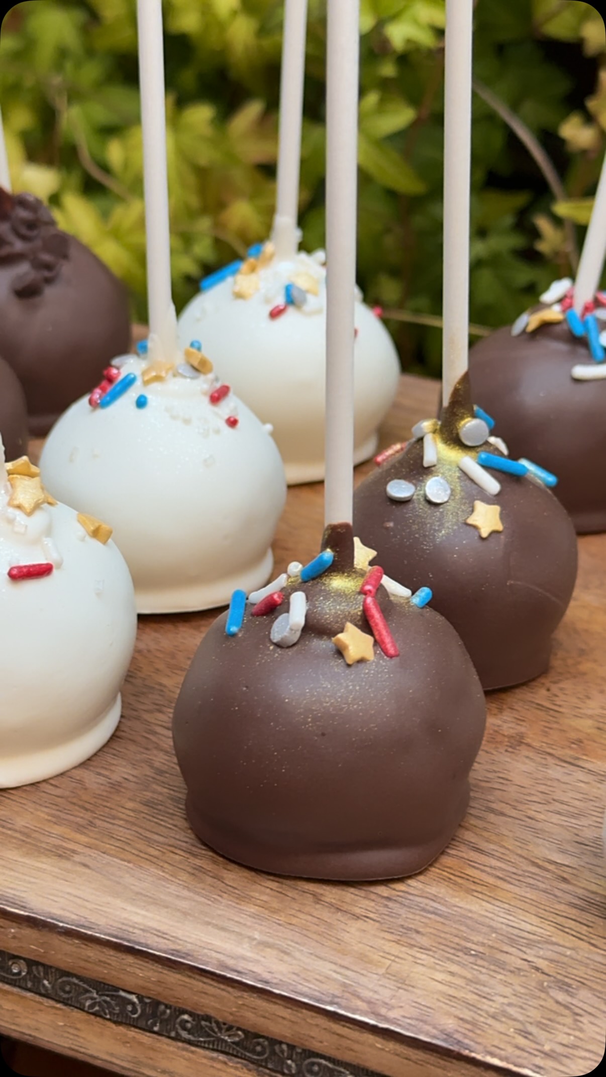 Stars, sprinkles, and cake! 🇺🇸✨ Celebrate the 4th with our specialty cake pops @theuglymugcoffeehouse ❤️🤍💙
#cakepops #theuglymugcoffeehouseburbank #burbankblvdlife #coffeeshopgirl #4thofjuly