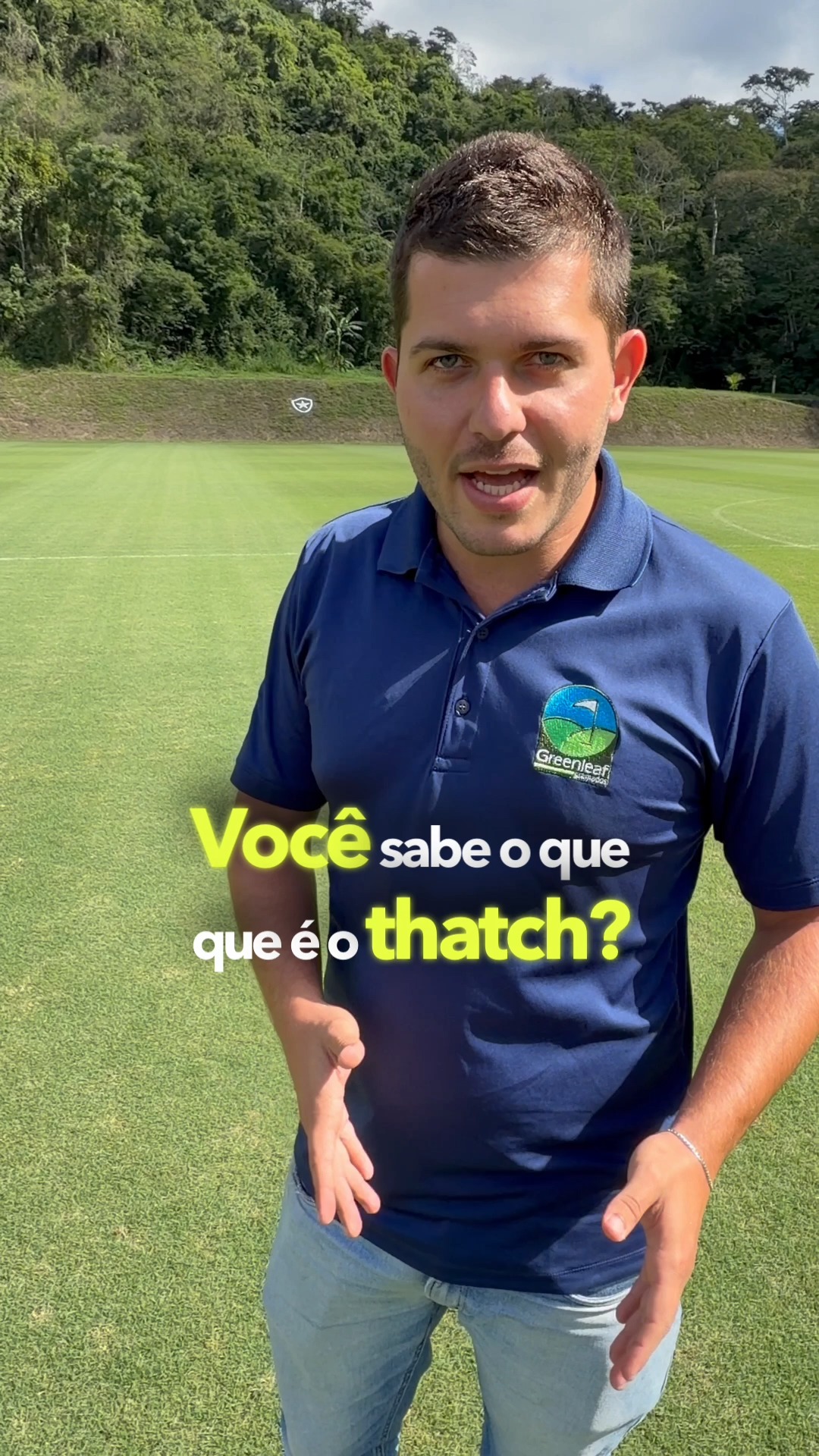 Você sabe o que é o thatch?
Também conhecido como material orgânico acumulado, ele é formado por uma camada de raízes, estolões e tecidos vegetais que se acumulam entre a grama e o solo.
Em pequenas quantidades, ele é natural. Mas, quando se acumula em excesso, pode prejudicar a infiltração de água, aumentar o risco de doenças, reduzir a oxigenação das raízes e comprometer a qualidade da superfície de jogo.
Por isso, monitorar e controlar o thatch faz parte da rotina de manutenção de gramados esportivos de alta performance.
Neste vídeo, o Bruno te mostra esse material na prática e explica por que ele merece tanta atenção.