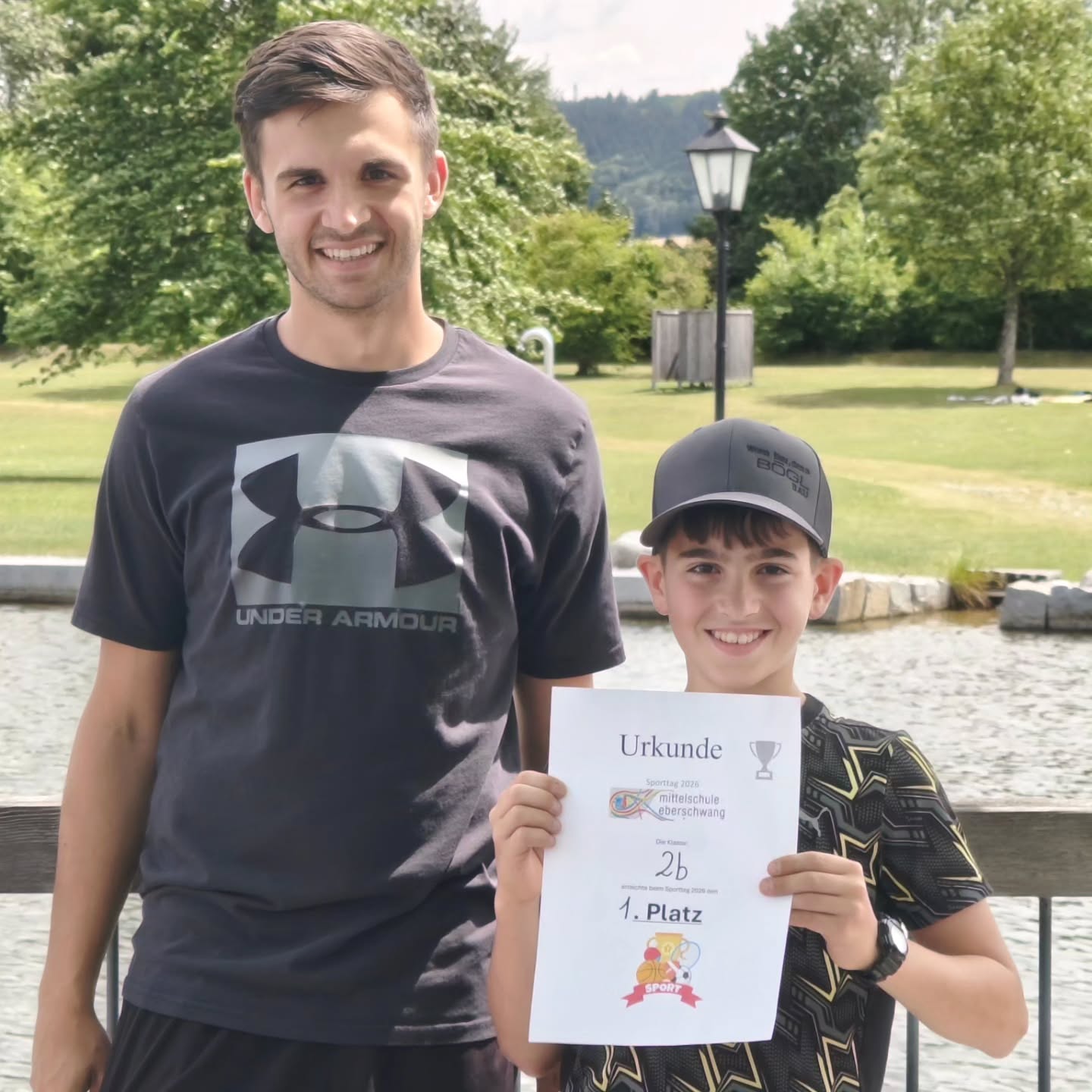 Unser Sporttag war ein voller Erfolg!
Wir haben uns in den verschiedensten Sportarten gemessen. Bei den Klassenduellen wurde um jeden Zentimeter und jeden Punkt gekämpft! 🥊🎯
Am meisten Grund zum Feiern hat heute die 2b – sie hat sich den 1. Platz geholt! Gratulation zu dieser Spitzenleistung! 🏆🎉 Aber auch ein großes Lob an alle anderen Klassen für den mega Zusammenhalt und faire Spiele.