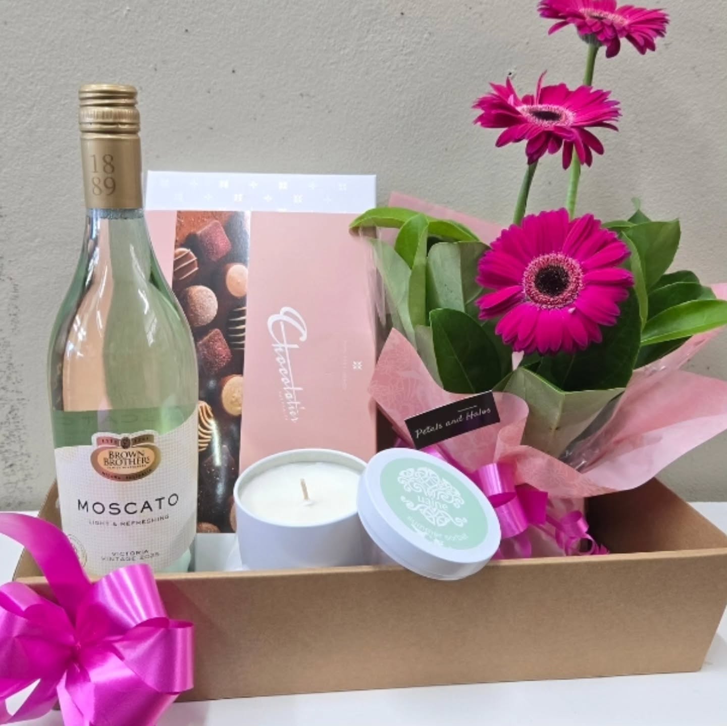 Hamper - Gerberas, Uaine Soy Wax Candle, chocolates, moscato ๐โค๏ธ๐โค๏ธ