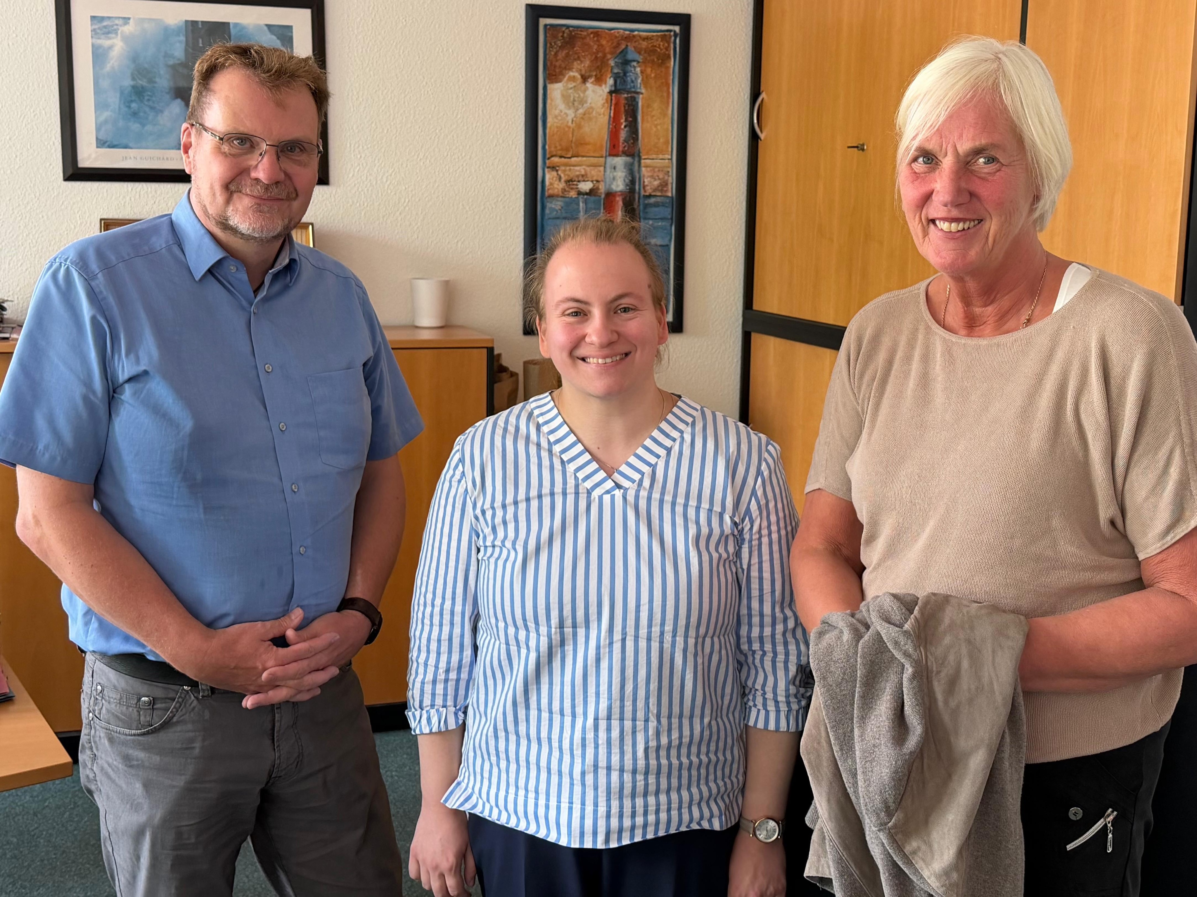 📍Austausch im Gladbecker Rathaus
Am Montag durfte ich mich mit Herrn Ralph Kalveram, Dezernent der Stadt Gladbeck, zu einem konstruktiven Gespräch treffen. Das Dezernat umfasst die Bereiche Bildung und Erziehung, Jugend und Familie, Soziales, Senioren und Gesundheit, Migration und Zusammenleben und ist für das Jobcenter zuständig.
Im Mittelpunkt standen insbesondere die ABC-Klassen sowie das KiBiz und die damit verbundenen Herausforderungen und Perspektiven.
Herzlichen Dank für das offene und angenehme Gespräch!