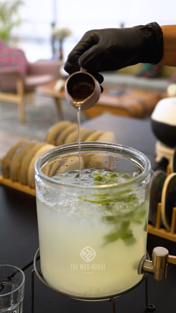 Jasper shows how we prepare our fresh lemonade 🍋 and that’s exactly how we make it every morning at Mudhouse.
While you’re working on your clay, take a little break, come up, and enjoy a cold homemade lemonade on us.
A sweet sip in between, then back to creating ✨
Book your experience in our link in bio!
Clay in Dubai
Fresh Lemonade
Pottery in Dubai
Potters Community
