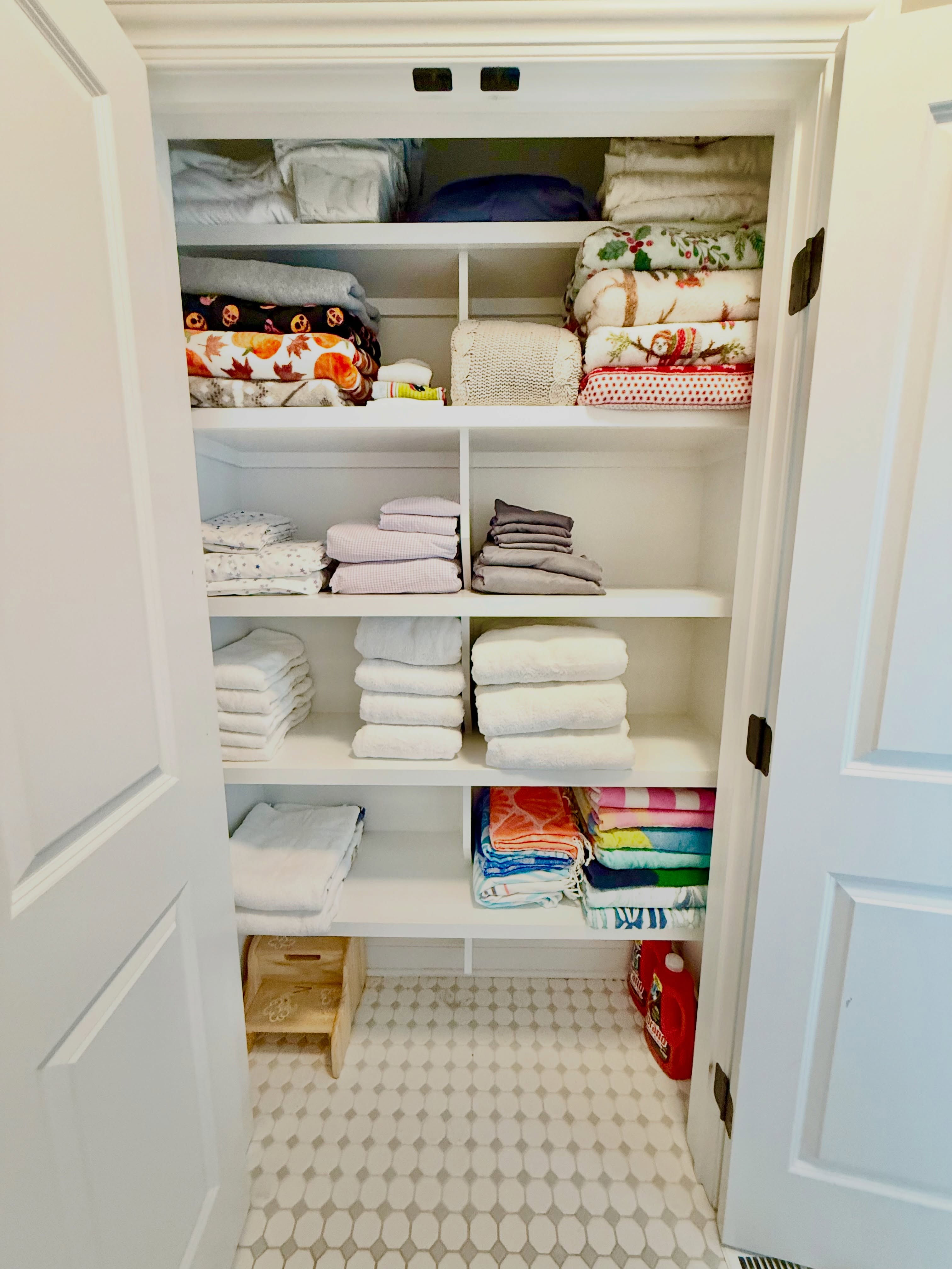 Sometimes the easiest spaces to organize make the biggest impact. 🥰🎉💚
Your linen closet may seem like a small project, but taking just 30 minutes to declutter, fold neatly, and give everything a designated home can make your daily routine so much easier.
No more digging for matching sheets, wondering where the extra towels went, or buying items you already have. An organized linen closet saves time, reduces stress, and brings a little more calm to your home.
Small changes really do create big results. Start with one shelf, you’ll be amazed at the difference! 🥳
•
www.OrganizeMe.Life 🏠
•
•
#614 #columbus #organizeme #newalbanyohio •whitefenceliving •homeorganization •declutter •columbusohio •smallbusiness •girlboss •womenowned •614moms •organizeyourhome •ohlocal •organizedhome •kindness •614moms •43054 •stayorganized •organizinggoals •cbusgrams •kindnessmatters •professionalorganizer •clutterfree •peace •ilovewhatido❤️🏡