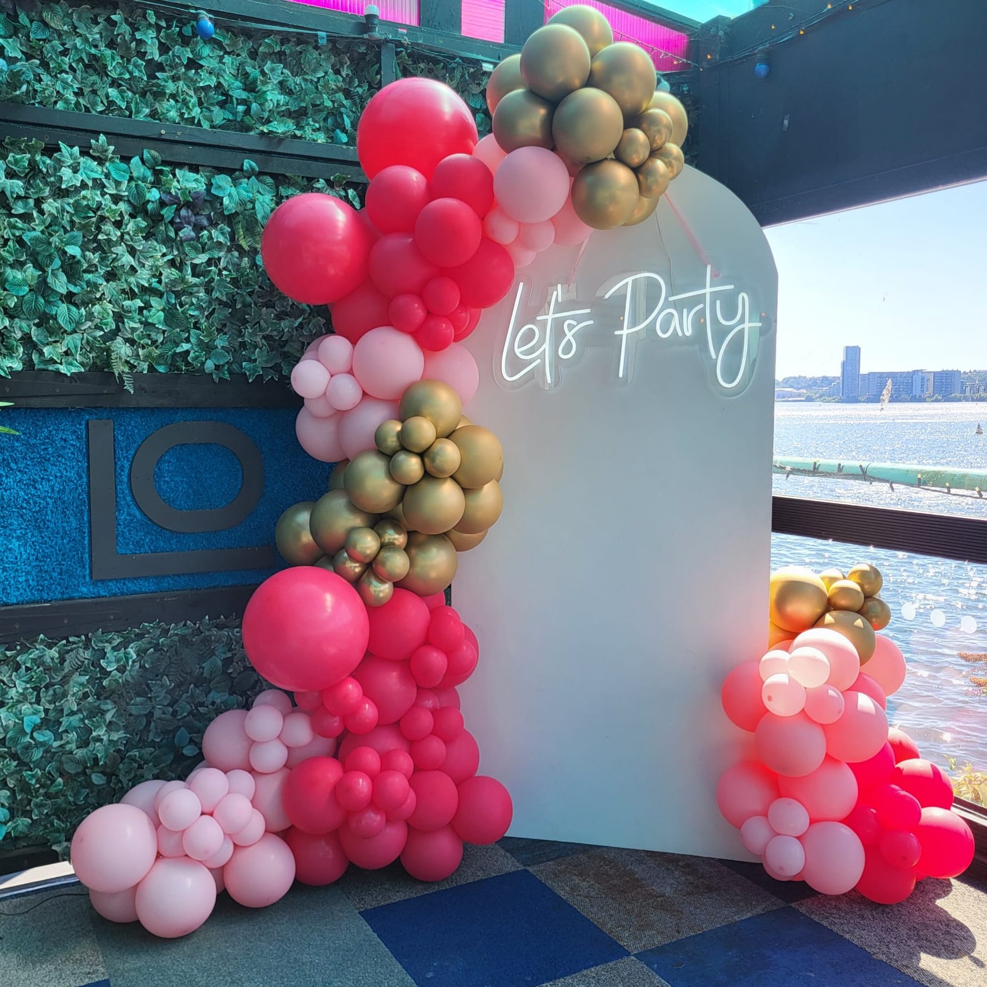 We are so happy to help celebrate the end of @miaharrisjones treatment ๐ฅณ๐ฅณ๐ฅณ
#organicballoons #balloonarch #led
