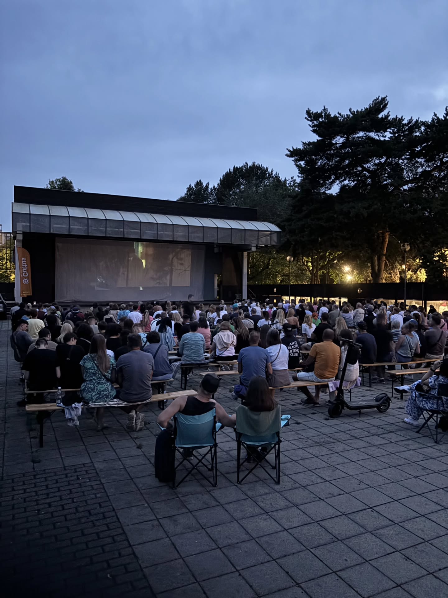 Letné kino v Ružinove sme odštartovali filmom Nepela.
Ďakujeme všetkým, ktorí si prišli užiť prvý filmový večer pod holým nebom. 🌙🍿
Čakajú nás ďalšie skvelé premietania počas celého leta. Kompletný program nájdete na www.cultusruzinov.sk.
Tešíme sa na vás! 💙
#CultusRuzinov #Ruzinov #LetneKino #LetoVRuzinove #Nepela Bratislava KamVBratislave Kultura LetneVecery PodHolymNebom