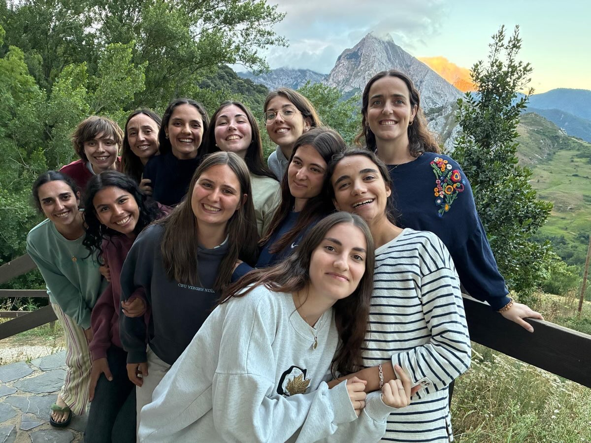 Hemos empezado Julio haciendo el camino lebaniego, disfrutando durante 4 días por los picos de Europa hasta llegar a Santo Toribio de Liebano. Después rumbo a Logroño donde hicimos voluntariado, recorrido de San Josemaria y visitamos unas bodegas en La guardia. Ya con ganas de volver el año que viene