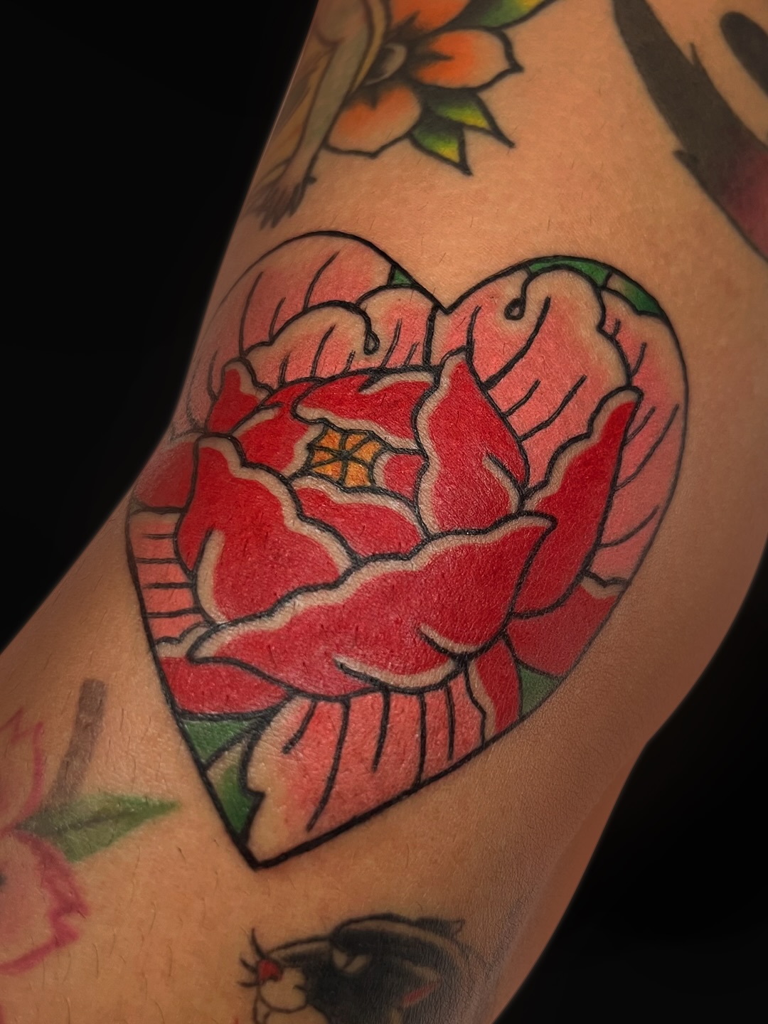 🔥 Este es uno de los tantos flashes que @anto_tats ha diseñado. En esta ocasión, uno de ellos terminó convirtiéndose en esta gran pieza.
✍️ Anto siempre está dibujando y explorando ideas.
¿Te gustaría algo similar?
👉 Pasa al estudio y lo armamos contigo.
📞: (33) 3827 1838
📱: (33) 2154 2538
💻 www.tatuajesdereyes.com
#tattoo #tattooflashart #flashtattoos #tatuajesdereyes
