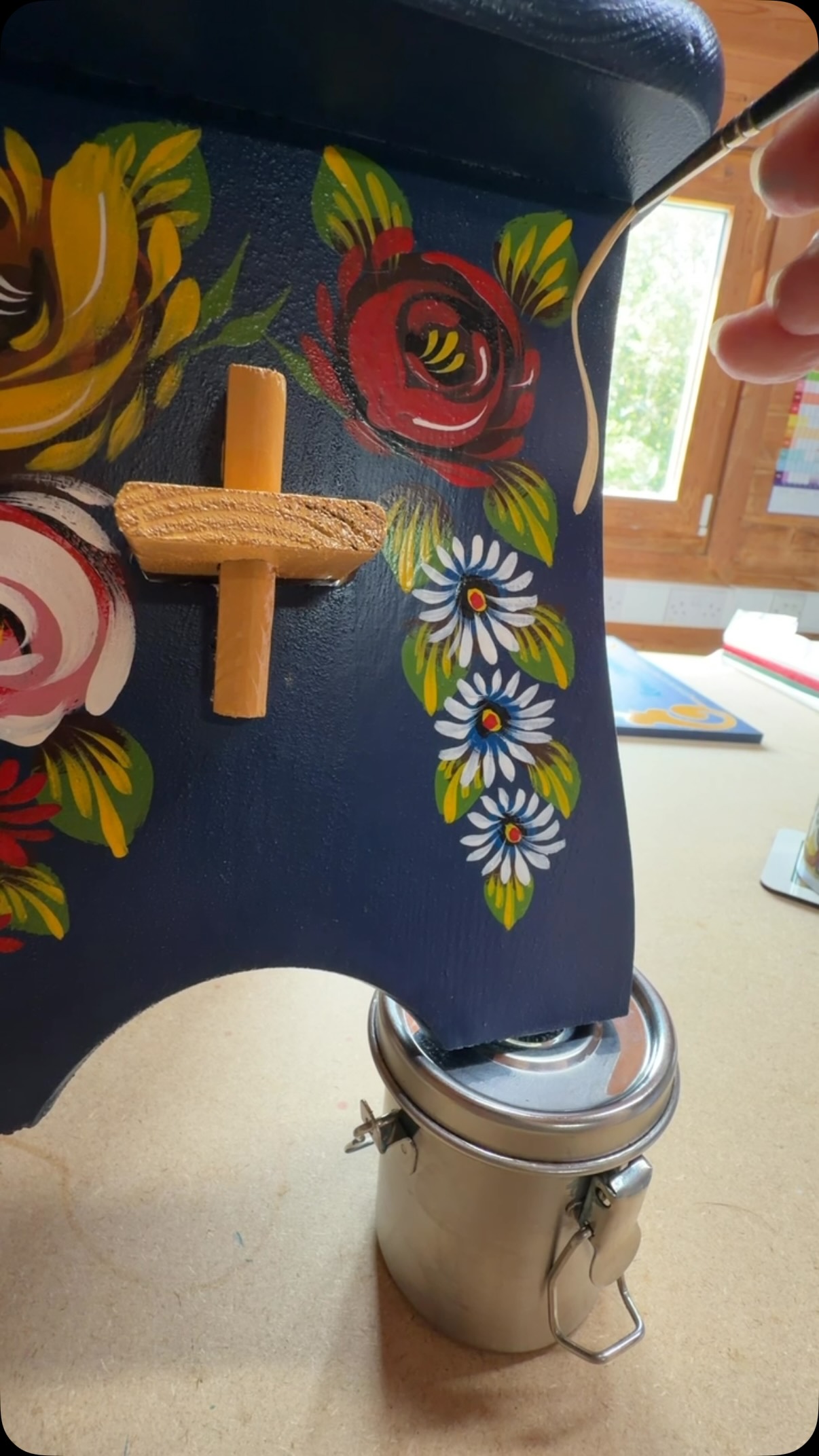 Adding the finishing touches to a little cabin stool. Hopefully I can get a couple of varnish coats done before the heatwave kicks in.
#canalart #signwriting #roses #folkart #painting