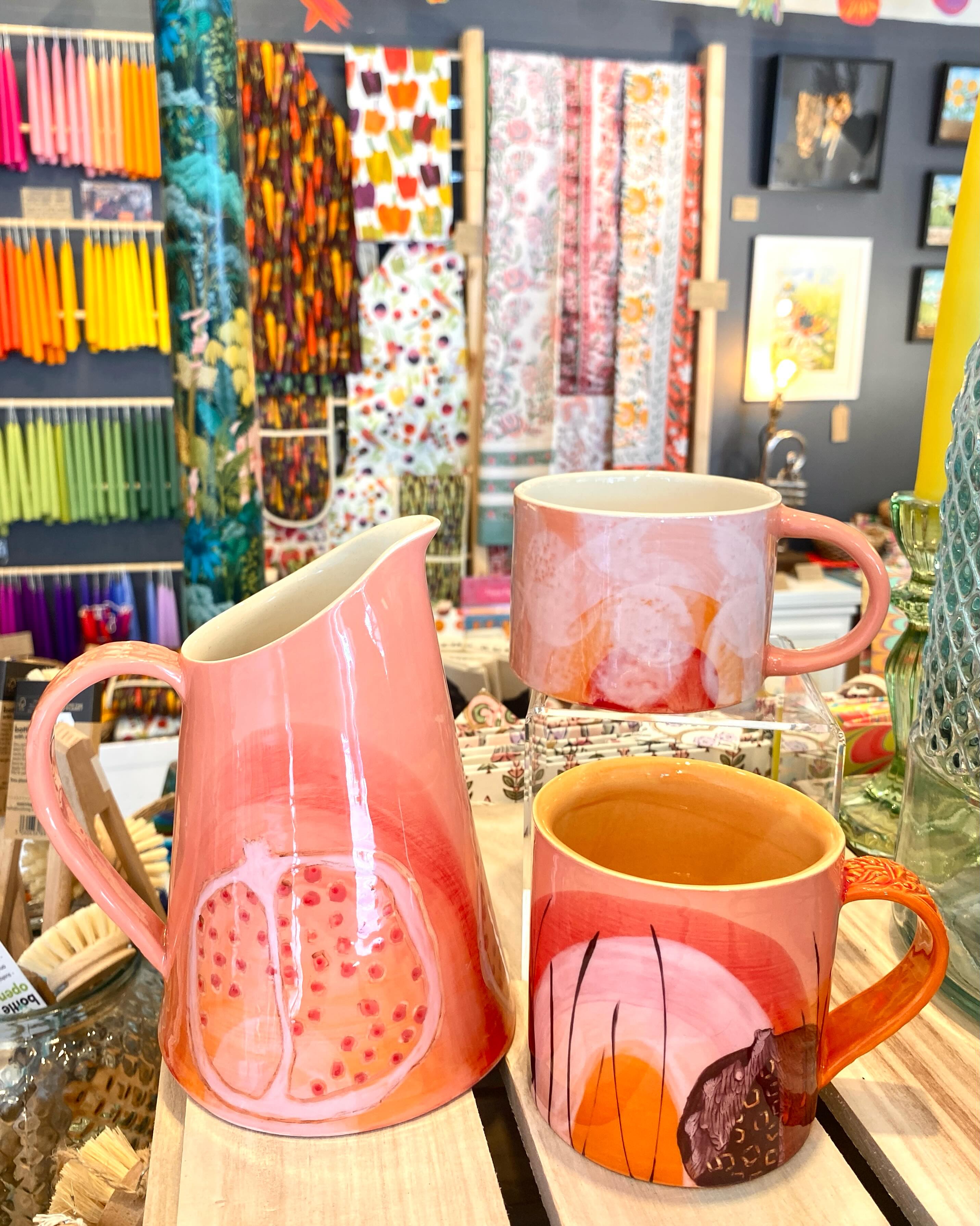 A restock of beautiful pots from the lovely Lisa of @speckledhendesigns , based just a few miles away in Evesham
This is Lisa’s new Pomegranate range, perfect for summer 🌴
Open Tues-Sat 10am-4pm
Swift Art & Design
18 High Street
Winchcombe
GL54 5LJ
#supportindependent
#swiftartanddesign
#speckledhendesigns
#BuyLessBuyBetterBuyHandmade