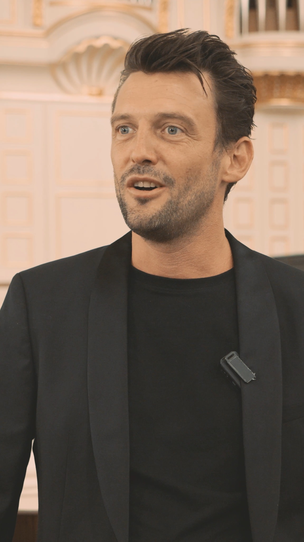 🎻 „Das sind Emotionen, das ist echt!"
Emanuel Graf (@emanuelgrafcellist) über das Publikum bei KlangBlickMomente 2025: ein phänomenales Publikum, das so begeistert applaudierte, dass man fast darum kämpfen musste, weiterspielen zu dürfen.
💛 Echte Emotionen – und ein gemeinsames Ergebnis, das berührt.
🎟️ Sichern Sie sich jetzt Ihre Tickets für KlangBlickMomente 2026 im Großen Saal des Mozarteums – Link in der Bio!
---
🎻 "These are emotions, this is real!"
Emanuel Graf on the audience at KlangBlickMomente 2025: a phenomenal crowd, applauding so enthusiastically that he almost had to fight to keep playing. 💛
Real emotions – and a shared result that moves the heart.
🎟️ Get your ticket now for KlangBlickMomente 2026 at the Great Hall of the Mozarteum – link in our bio!
#Cello #Mozarteum #Salzburg #charityevent #ClassicalMusic #MusicConnects #LiveMusic