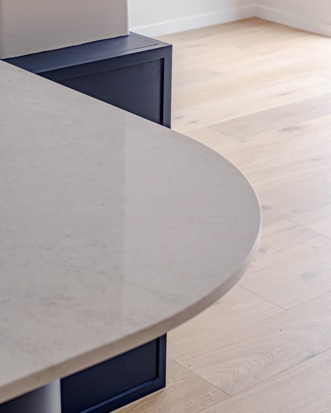 Kitchen details from our Erskineville apartment renovation.
Interior Design | @ambit_curator
Cabinetry Colour | @duluxaus in Blue Accolade.
Bench top | @elitemarble_nsw in YDL Summer Breeze
Handles | @loandcointeriors