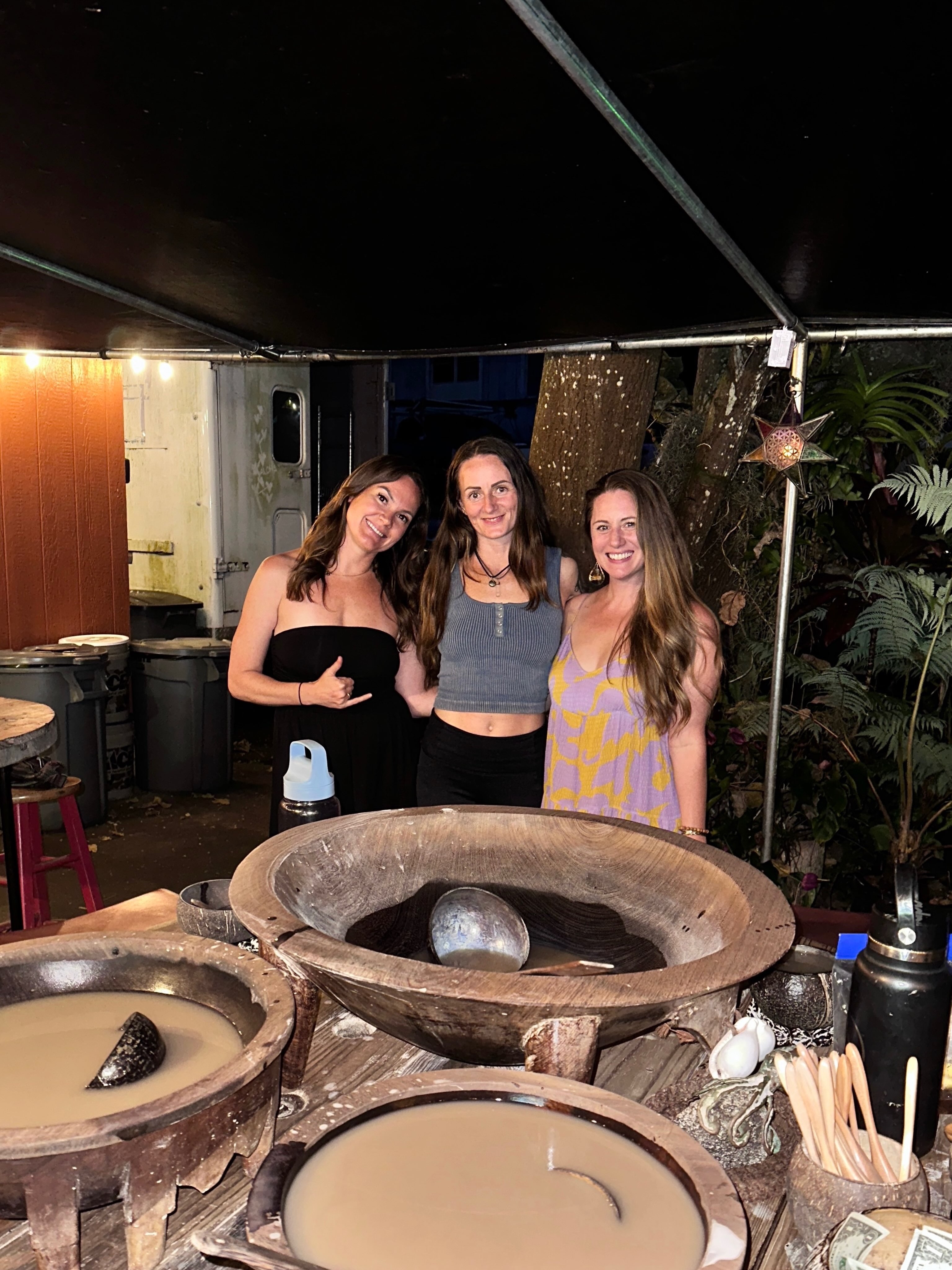 đș The night I needed last night! Sipping some awa (kava) with some new island sisters!
Ahh it's so easy to make friends here- people give you eye contact and like to do cool things. đ