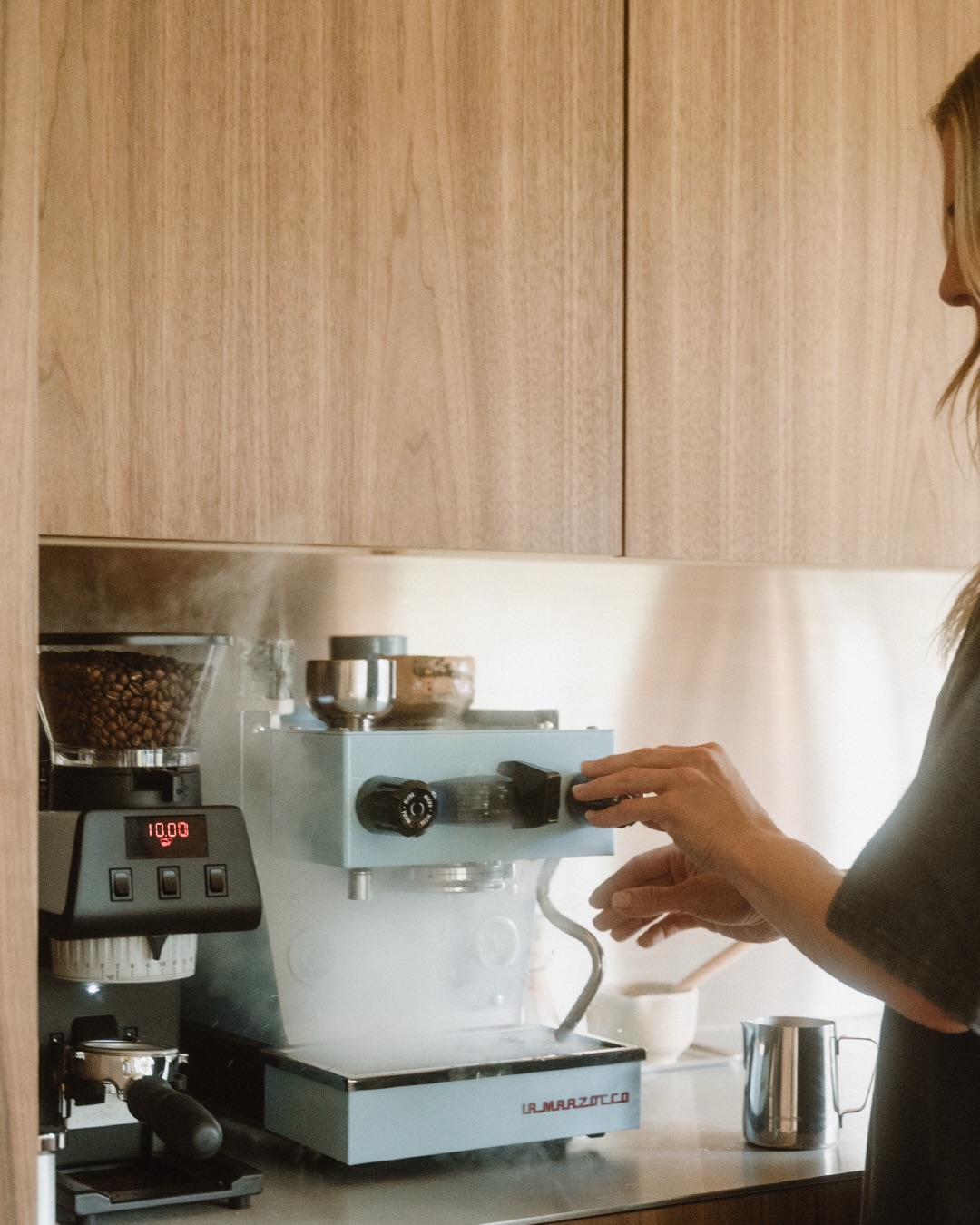 Hvordan bliver en espressomaskine en naturlig del af hverdagen?
Det handler sjældent kun om kaffe. For Camilla og Christian handler det om gode rutiner, små øjeblikke i en travl hverdag og glæden ved at skabe noget godt derhjemme.
Vi besøgte dem i deres hjem uden for Oslo for at høre historien bag deres @lamarzocco Linea Micra.
Læs hele historien på bloggen – link i bio.
.
.
.
.
.
.
#rrebel #lamarzoccohome #lineamicra #homebarista #espressomachine