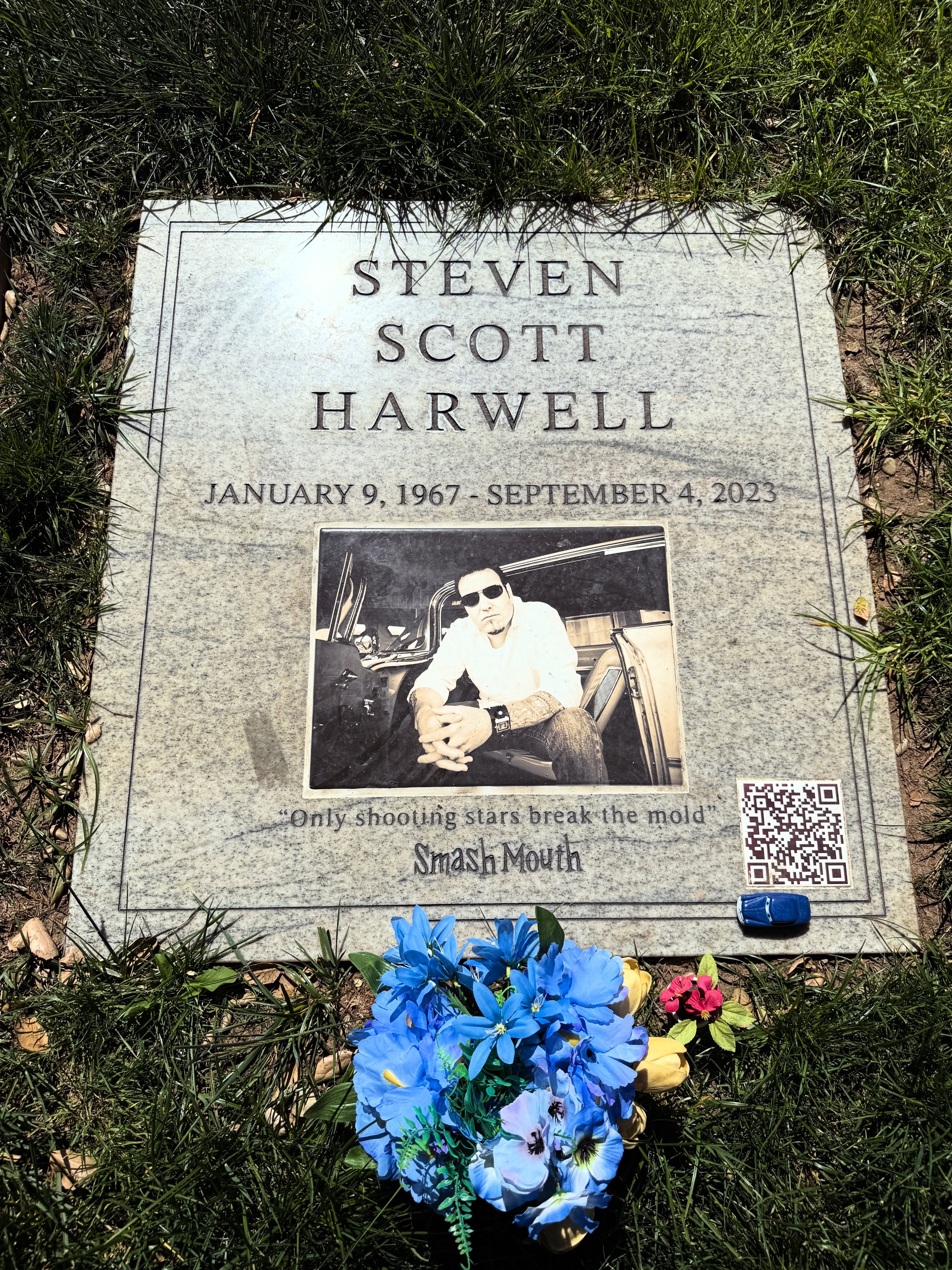 The grave of Steve Harwell at Los Gatos Memorial Park in San Jose. He was lead singer of the band Smash Mouth, whose hits include “All Star” and “Walkin’ on the Sun.”
ONLY SHOOTING STARS BREAK THE MOLD 💫🌟
.
#famousgraves #steveharwell #smashmouth #singer #RIP