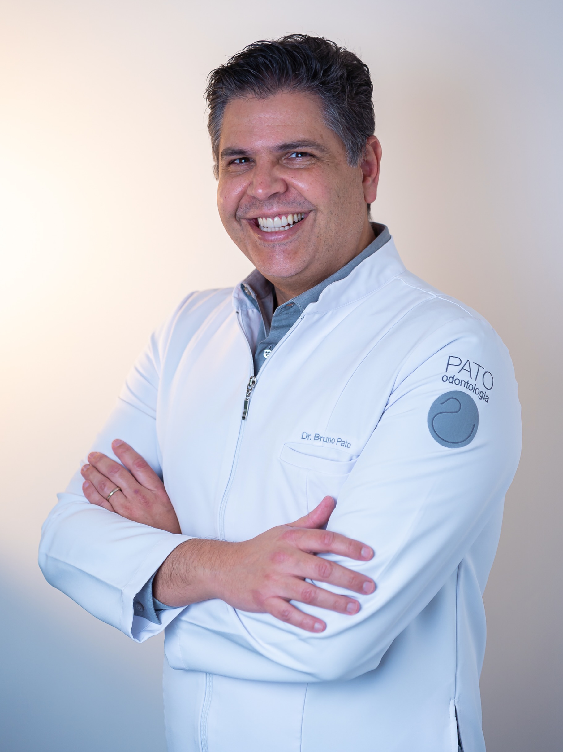 Quem trabalha transformando sorrisos sabe que o mais bonito deles é aquele que nasce da confiança.
Cada detalhe de um tratamento ortodôntico é pensado para unir saúde, função e estética, sempre respeitando a individualidade de cada paciente.
Aqui, cada sorriso conta uma história — e é um privilégio fazer parte dela.
Clínica PATO: há 50 anos transformando sorrisos e cuidando de famílias.