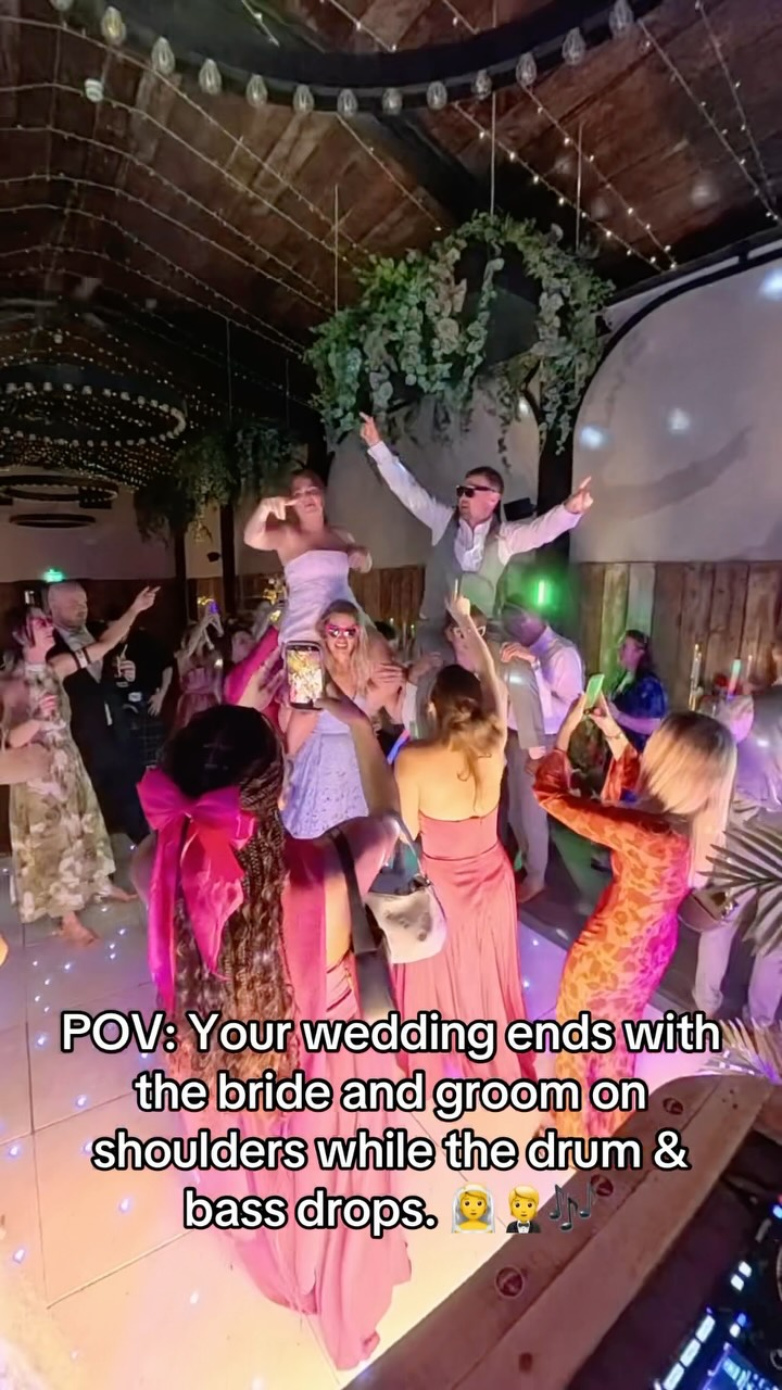POV: Your wedding ends with the bride and groom on shoulders while the drum & bass drops. 👰🤵🎶🔥
#WeddingDJ #WeddingParty #WeddingReception #DrumAndBass #dnb