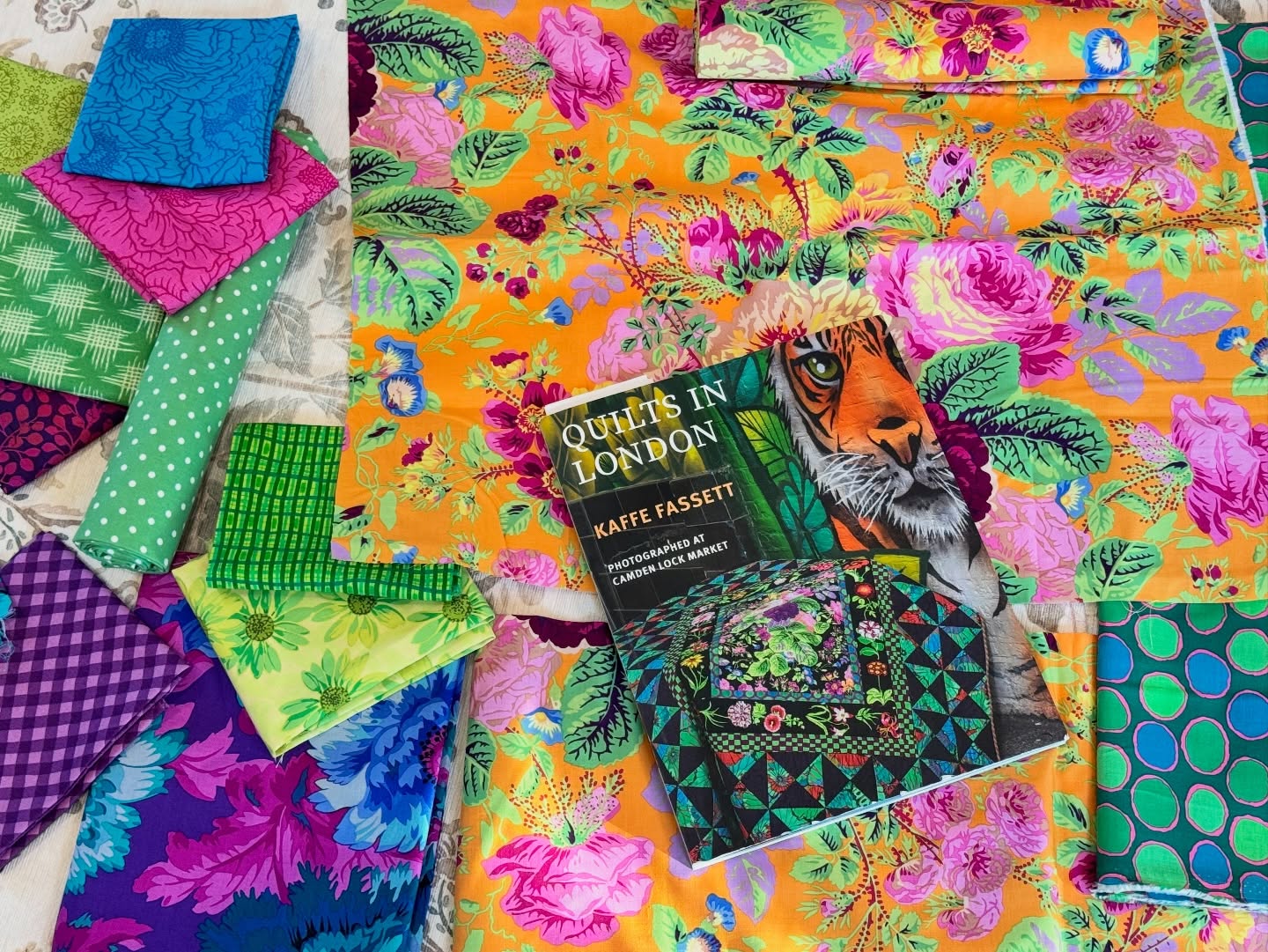 I’m working on pulling fabrics for a Kaffe Economy blocks quilt! What else would you add?
#kaffefassettcollective #economyblock @beehivequiltshop is hosting @brandonmably and @kaffefassettstudio this fall!