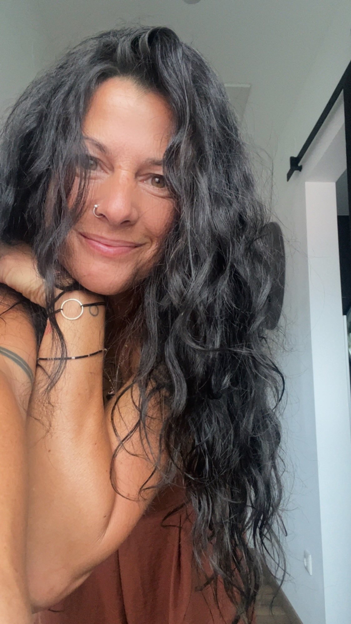 „Plant Power“🌿✨
für wunderschöne Haare
Wer mich schon länger begleitet, weiß: Für meine Haare kommt nur noch pflanzliche Farbe infrage. 🤍
Mit den Healing Herbs von @noelie.organicbeauty gönne ich meinen Haaren regelmäßig eine Extraportion Pflege – ganz ohne unnötige Chemie. Die 100 % natürlichen Pflanzenhaarfarben schenken nicht nur wunderschöne Farbergebnisse, sondern stärken und pflegen das Haar bei jeder Anwendung.
Die Farben sind vegan, nachhaltig, in Deutschland hergestellt und tragen die höchstmögliche Bio-Zertifizierung COSMOS Organic. Dank der patentierten liposomalen Formulierung wird das Haar von innen heraus aufgebaut, anstatt es zu belasten.
In den Healing Herbs stecken wertvolle Heilpflanzen und Superfoods wie Basilikum, Malve, Mädesüß und Lavendel. Die Pflanzen stammen aus besonders schadstoffarmen Anbaugebieten und werden nach der Ernte sorgfältig auf Reinheit, Qualität und Wirksamkeit geprüft.
Das Ergebnis? Natürlich schöne, glänzende Haare, eine zuverlässige Grauabdeckung und eine Farbe, die etwa sechs Wochen hält – und mit jeder Anwendung sogar noch intensiver wird.
Mit meinem Code: MELANIE spart ihr 10% auf alle Einzel Produkte und neu gibt es auch 2 tolle vergünstigte Starter Sets- bei @noelie.organicbeauty
➡️https://www.noelie.com/pages/melanies-starter-sets
➡️Rabatt Code gültig bis zum 20.07. 🤍
Schaut unbedingt bei NOELIE vorbei und lasst euch bei Fragen auch gerne persönlich per WhatsApp beraten:
📱 +49 611 8800 9812
Ich bin jedes Mal happy mit dem natürlichen Ergebnis. Die Natur schenkt uns so viele wundervolle Möglichkeiten. 🌿
Habt ihr pflanzliche Haarfarben schon einmal ausprobiert oder seid ihr noch neugierig darauf? 🤍
Alles Liebe,
eure Meli mint 🌿
#noelie #pflanzenhaarfarbe #naturkosmetik #healthyhair #organicbeaut