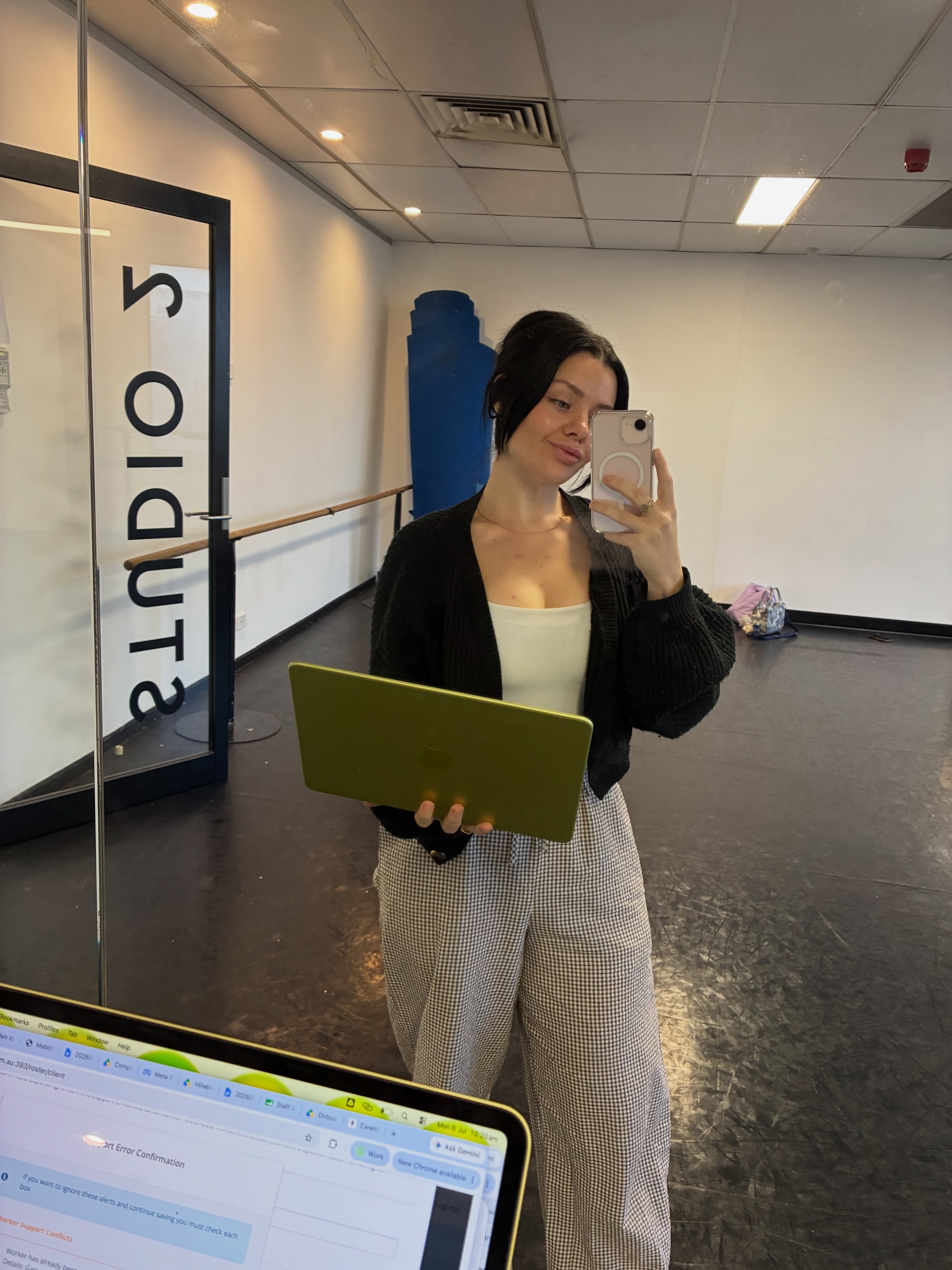 Our super mums are tackling the school holidays with style!! π
How do they do it all?!? Weβll never know.
Em is working from @sydtapfest today πͺπ