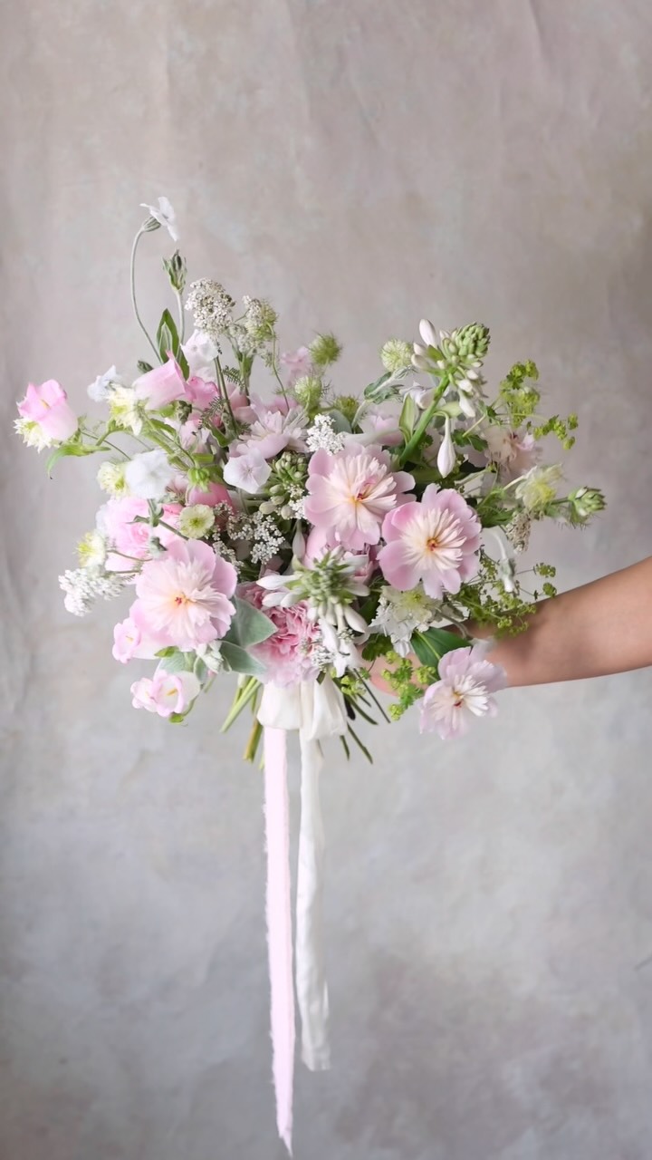 I couldn’t let the last blush peonies from our garden go by without creating one more bouquet. 🌸
I gathered them with blooming hosta flowers, yarrow, alchemilla mollis, and rose campion from the garden, then added campanulas and nigella from our local flower market.
I love combining flowers from my own garden with locally grown blooms. Each stem has its own unique character, and bringing them together is one of the joys of designing 🌿
I created this bouquet using my regular-size StemSlider, which let me focus on designing while keeping every stem hydrated along the way.
.
.
.
.
.
#stemslider #flowerbouquets #weddingbouquets #flowertool #gardenflowers