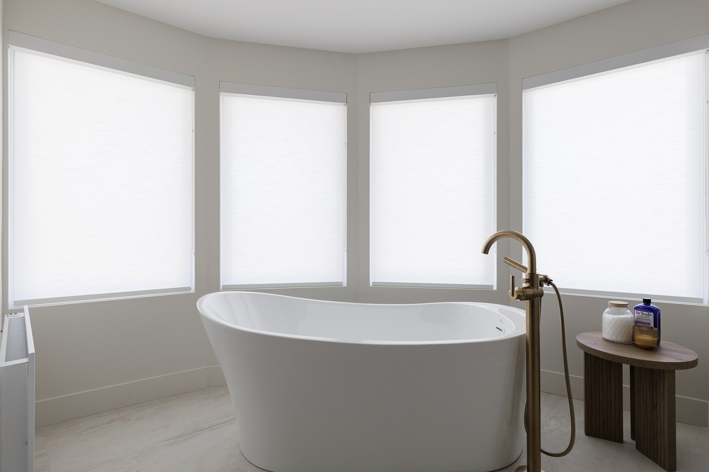 Serenity, engineered ✨ Four oversized windows, custom-fit with light-filtering shades. Motorized, so every shade adjusts from your phone —Free consultation link in bio.
#customblinds #windowtreatments #lightfiltering #rollerblind #openconceptliving #interiordesign #windowstyling #mtlblinds