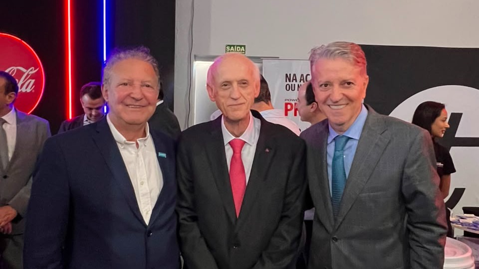 🏭✨ Mais um importante investimento fortalece a indústria goiana!
O Sindifargo participou da inauguração da nova fábrica da N&L Indústria, em Trindade (GO), representado pelo presidente executivo, Marçal Henrique Soares.
A ocasião tem um significado especial para nossa entidade, já que a empresa é liderada por José Alves Filho, 2º vice-presidente do Sindifargo, cuja trajetória empresarial contribui para o fortalecimento da indústria e do desenvolvimento econômico de Goiás.
Com investimento superior a R$ 150 milhões, a nova unidade amplia a capacidade produtiva da empresa e reafirma a confiança no potencial do Estado como destino de grandes investimentos industriais.
Parabenizamos José Alves Filho e toda a equipe da N&L Indústria por mais esta conquista. Que este novo ciclo seja marcado por ainda mais crescimento, inovação e geração de oportunidades!
👏 O fortalecimento da indústria é o caminho para um Goiás cada vez mais competitivo.
#Sindifargo #IndustriaGoiana #DesenvolvimentoIndustrial #N&LIndústria
