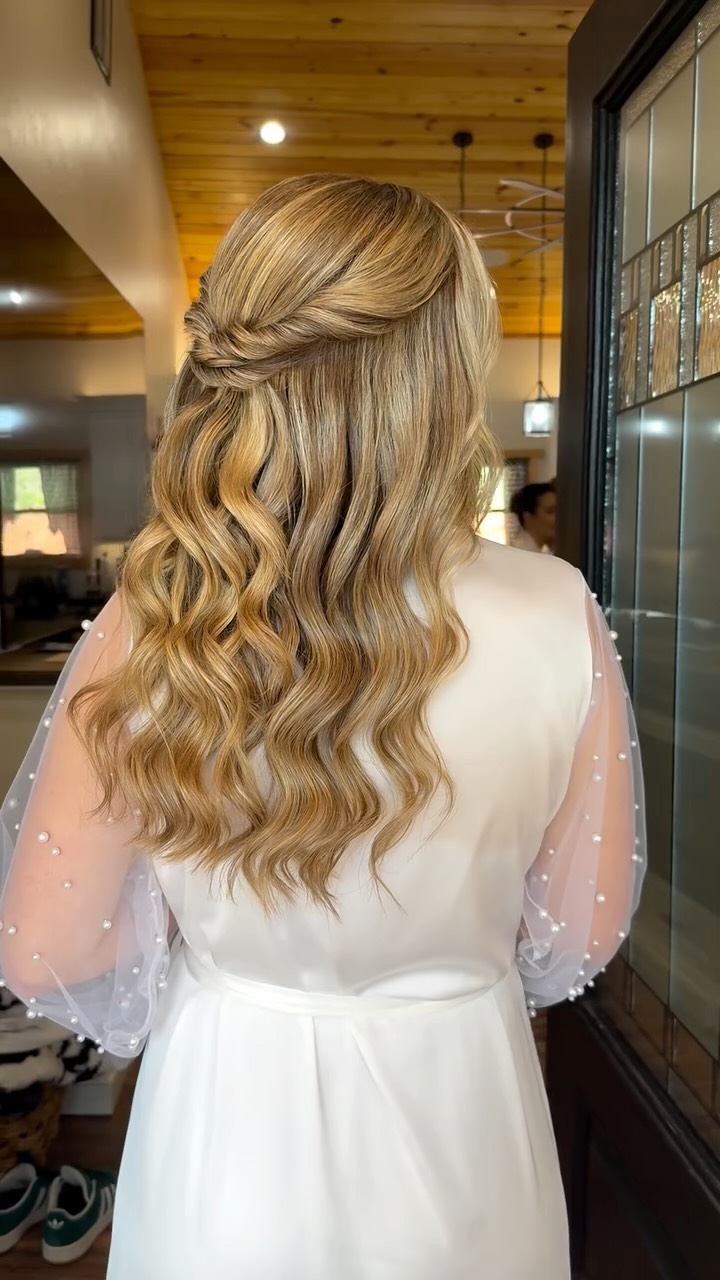 ✨ Half up, half down isn’t just beautiful, it’s one of the most versatile bridal hairstyles!
Why brides love it:
🤍 Keeps hair off your face while still showing off your length.
🤍 Holds up beautifully from “I do” to the last dance.
🤍 Works with veils, hair accessories, and fresh florals.
🤍 Complements almost every dress neckline and face shape.
🤍 Gives you that soft, romantic look without feeling overly “done.”
Would you choose your hair all up, all down, or half up, half down? Tell us below! ✨👇
Stylist Kellsie