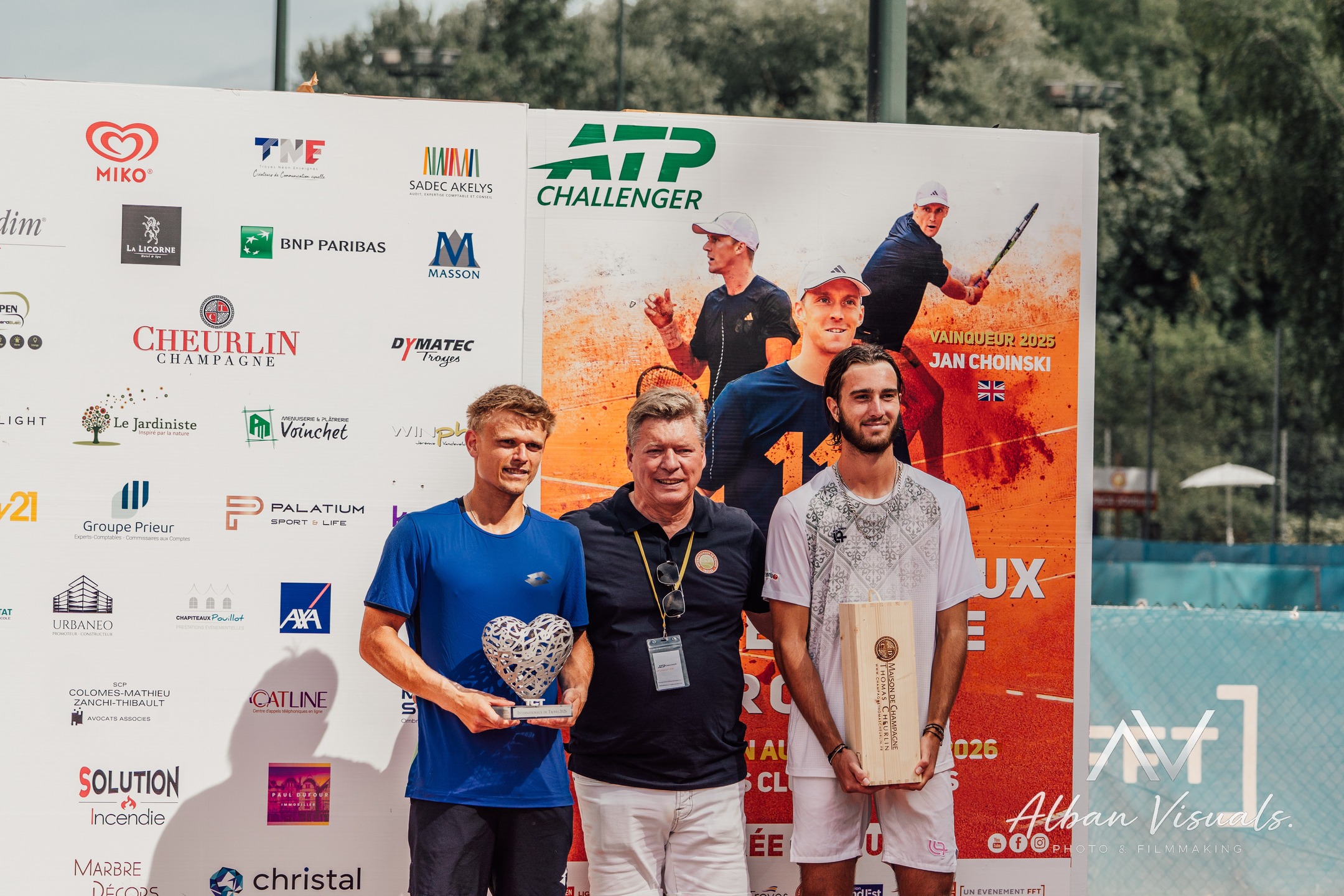 🏆 Quelle finale !
Au terme d'un immense combat, Marvin Möller s'impose 7/6 6/3 face au Suisse Kilian Feldbausch et remporte la 11ᵉ édition des Internationaux de Tennis de Troyes.
Véritable outsider au début de la semaine, l'Allemand a réalisé un parcours exceptionnel, éliminant les favoris les uns après les autres avant de conclure en beauté devant un court central en ébullition.
👏 Un immense bravo à Marvin Möller pour cette magnifique victoire, et merci à Kilian Feldbausch pour cette finale de très haut niveau qui restera dans les mémoires.
🧡 Merci au public troyen pour cette ambiance exceptionnelle !