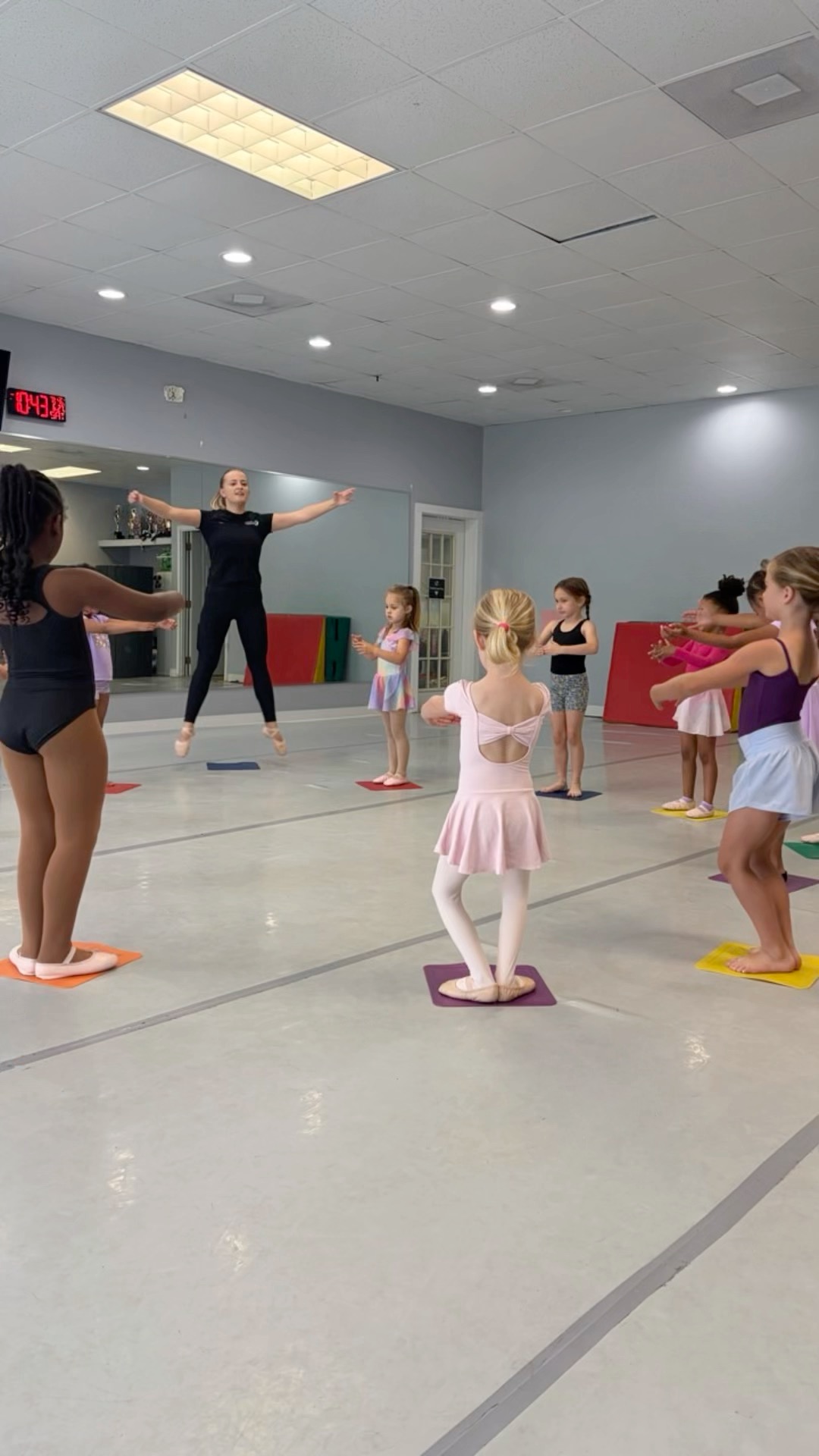 We love seeing our littles become stronger dancers every saturday morning!!
#DalianaVibes #CreativeMovement #SummerAdventures #DanceStudioLife #SummerDance #dancetechnique #littledancers #cutekids #onthefloor #tinydancers