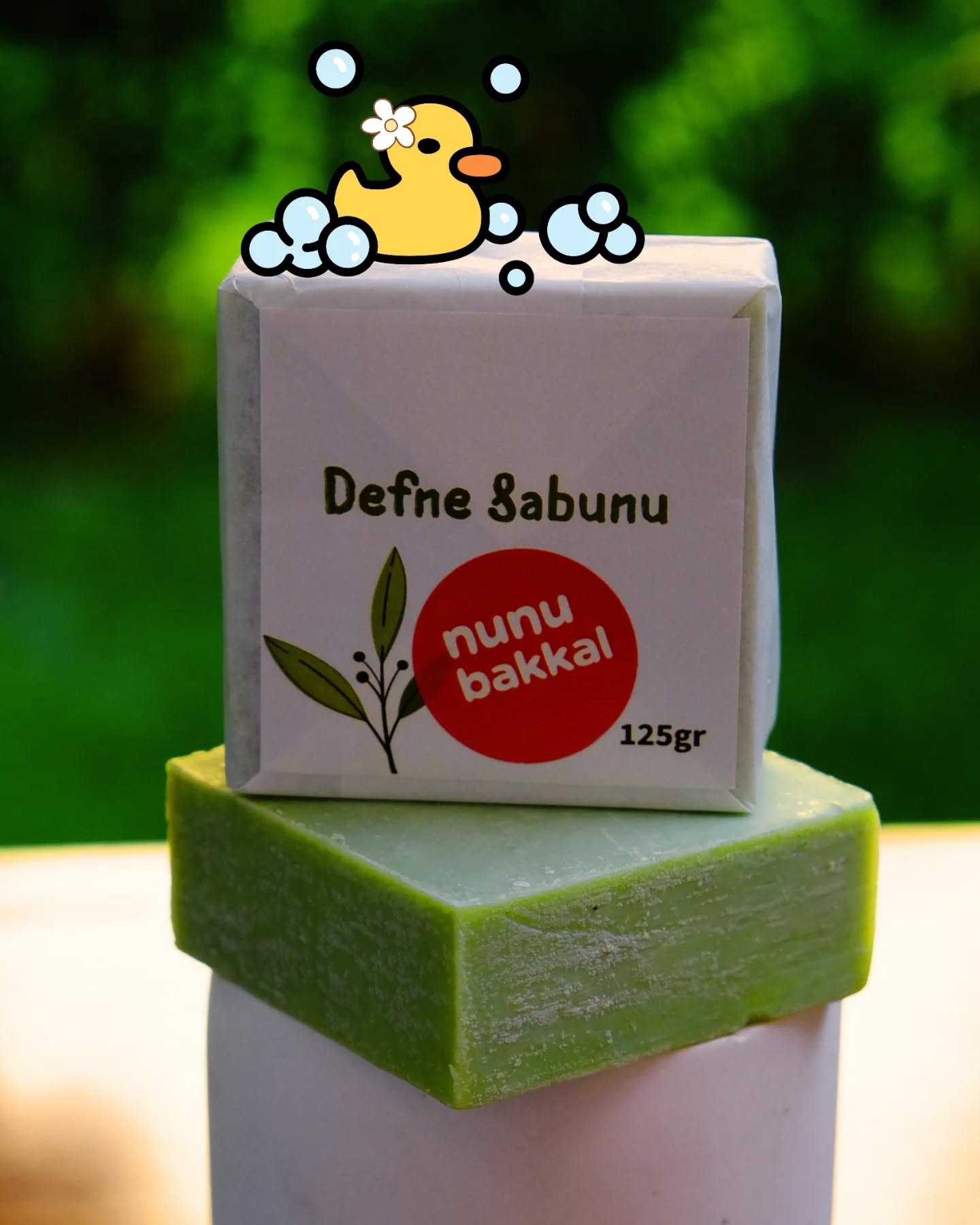 Defne Sabunu 🌿
Antakya'da defne sabunu sadece bir sabun değildir.
Anneannemin saçına sinen o koku... az kullanılan dolaplara "güzel koksun" diye konan o kalıp... yazın kaldırılan halıların arasına serpilen defne rendesi. Antakya defne ağaçlarıyla dolu bir yerdir; o koku, bir eve sinince çıkmaz.
Bizim defne sabunumuz da o gelenekten geliyor: zeytinyağı ve defne meyvesi yağından, geleneksel yöntemle üretilen, %100 doğal ve katkısız bir kalıp sabun. Ne yapay koku, ne katkı maddesi — sadece doğanın kendisi.
Cildinizi nazikçe temizler, saç bakımında kullanabilirsiniz.
Kabak lifimizle birlikte, sömürüsüz ve doğal bir banyo ritüeli. 🤍
125 gr · nunubakkal.com
#defnesabunu #antakya #doğalsabun #vegansabun