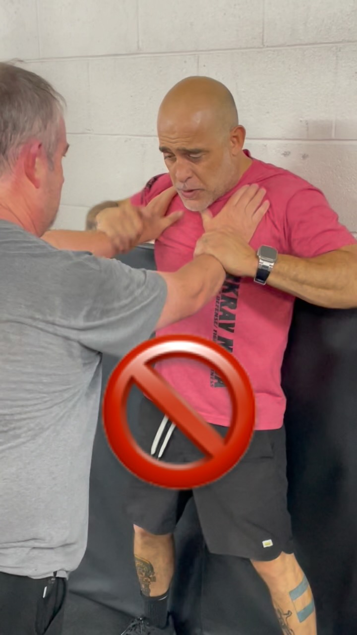 Ultra-slow demo of a choke escape against a wall
#kravmaga #selfdefense #martialarts #santabarbara