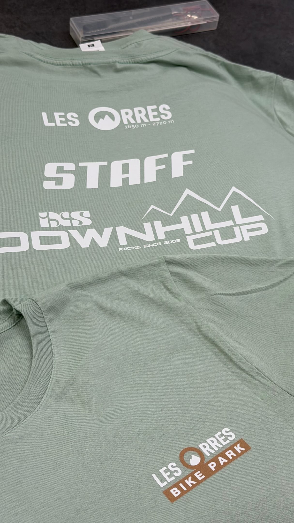 🎬 Direction les coulisses de nos ateliers !
Aujourd’hui, on vous emmène avec nous dans la préparation de la commande d’un de nos fidèles clients @lesorresbikepark pour un événement incontournable : l’IXS European Downhill Cup aux @lesorres !
Au programme :
👕 T-shirts personnalisés
🧢 Casquettes avec Écussons
🏆 Trophées 100 % fabriqués dans nos ateliers
Chaque pièce est réalisée avec soin, de la personnalisation à la fabrication, pour mettre en valeur l’image de nos clients et de leurs événements.
Merci à notre client pour sa confiance renouvelée. Hâte de voir tous ces produits en action sur cet événement d’exception ! 💪
#lesorres #optimum #trophéepersonnalisé #ixsdownhillcup #myhautesalpes 📸 @agence_limocom