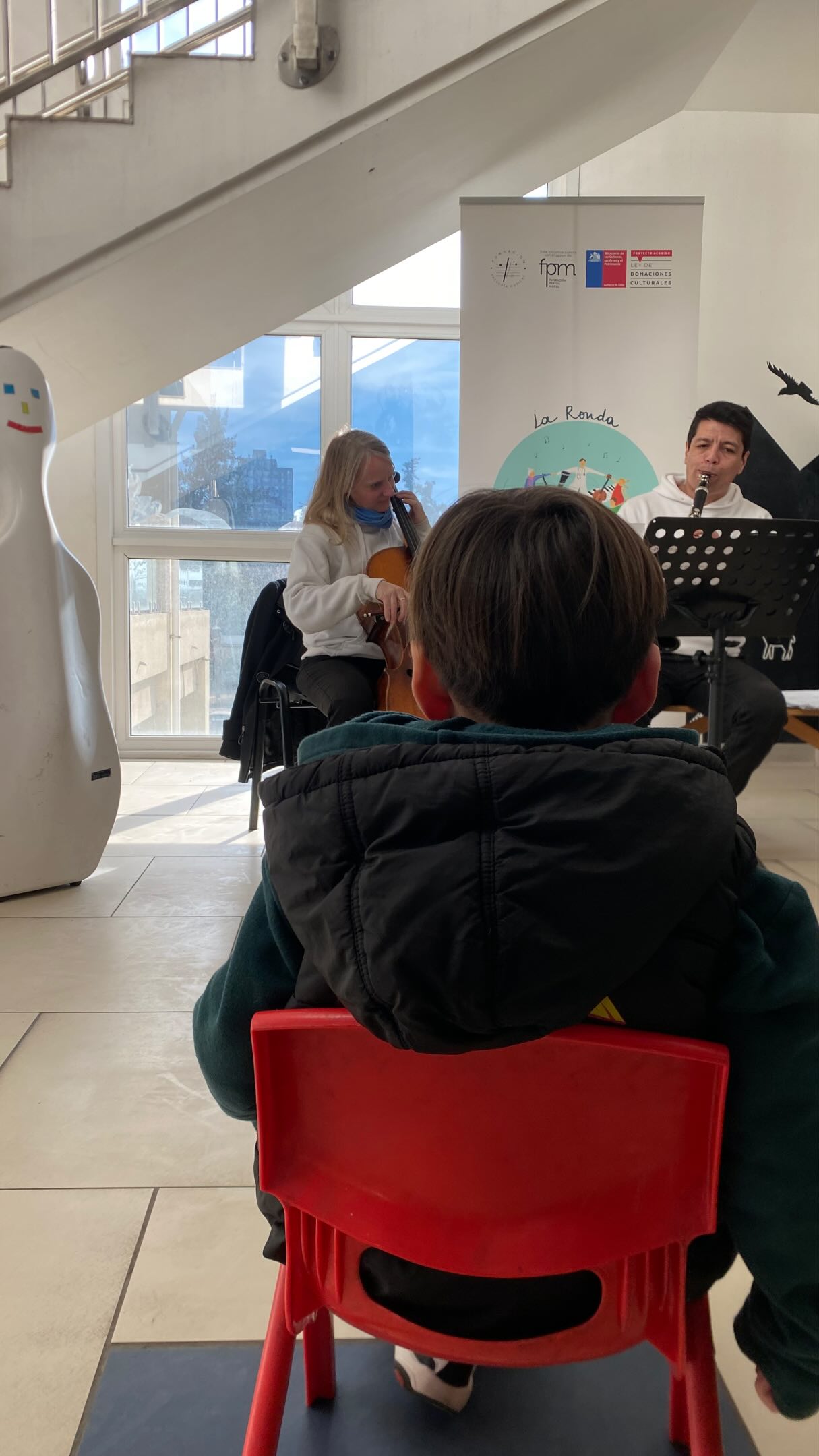 Este lunes volvimos a encontrarnos en nuestro querido @hospitalegc para acompañar, a través de la música, a los niños, niñas, adolescentes y adultos que esperan su atención.
Con clásicos de siempre, canciones infantiles y música de películas, llenamos de música esta fría mañana de lunes, transformando la espera en un momento más amable y acogedor.
En paralelo, como todo los lunes, también realizamos nuestra sesión de estimulación musical en la Escuelita junto a los niños y niñas de la @fundacion_nuestros_hijos
Esta iniciativa cuenta con el apoyo de la Fundación Piñera Morel @fundacionfpm a través del fondo “La Cultura Llega a la Gente”, de @fundacionfuturooficial
Proyecto acogido a la Ley de Donaciones Culturales @culturas_cl