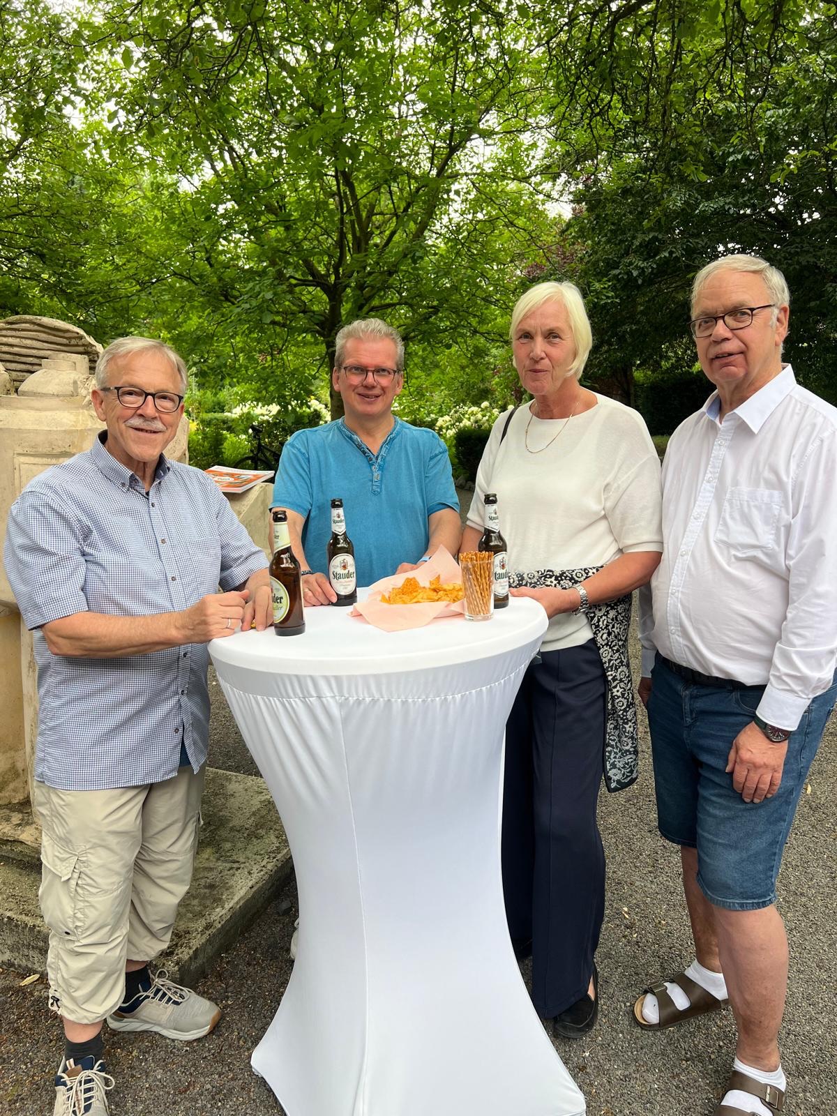 Grillabend mit den Kirchhellener CDU-Mitgliedern auf dem Hof Heisterkamp 🍖
Man trifft sich zu einem interessanten Gedankenaustausch und kommt zu dem Schluss: In Kirchhellen findet Gemeinschaft statt 💪🏻🙏🏻