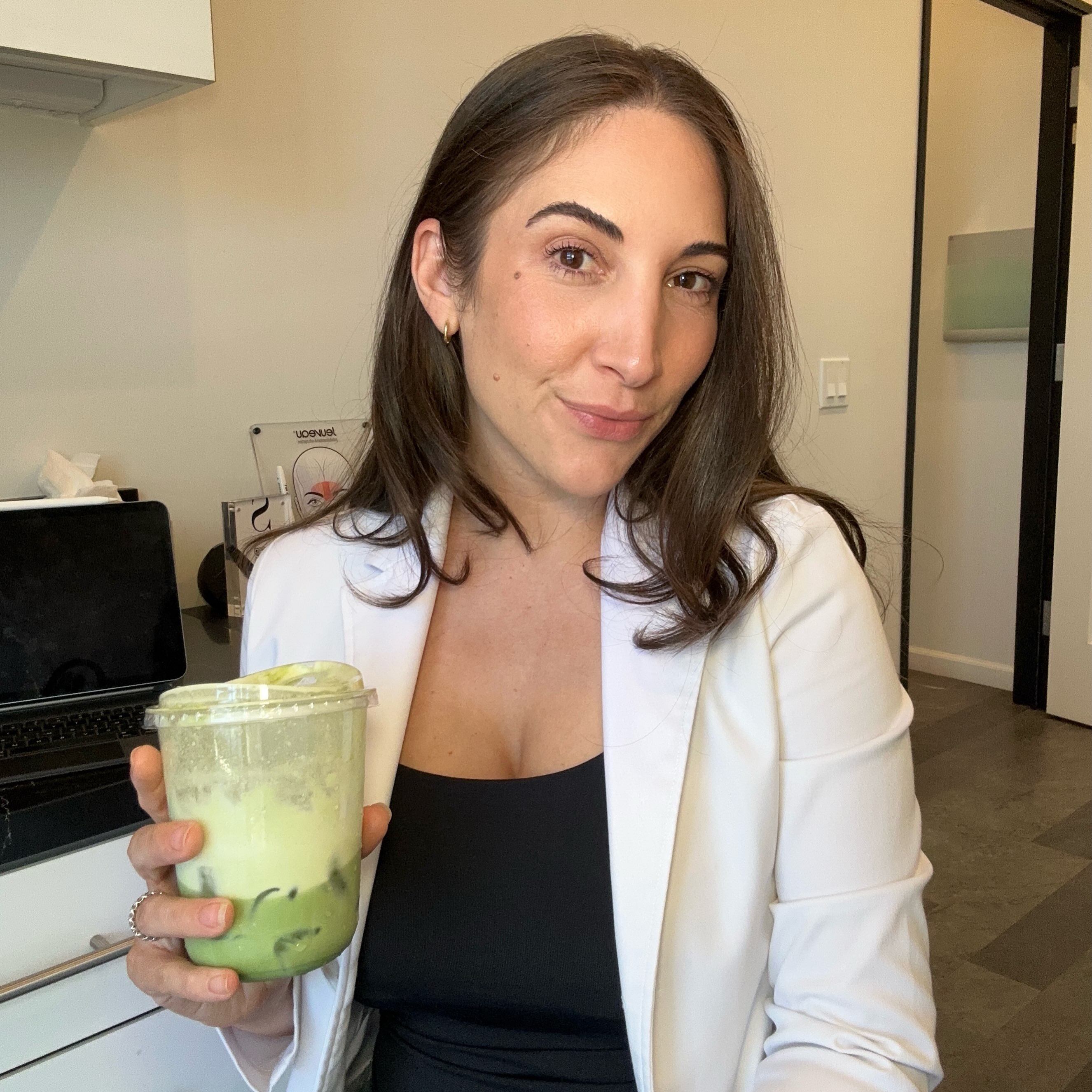Would you change your coffee order for glowing skin? 💚✨
Matcha does some serious heavy lifting for your skin health. Here is why it’s a permanent staple in my routine:
🌱 Calms Inflammation: It’s packed with EGCG, a powerful antioxidant that drastically reduces redness and calms skin irritation.
🚫 Fights Breakouts: Those same EGCG compounds help decrease excess sebum (oil) production, which significantly slows down acne⏳ Defends Against Aging: The high concentration of polyphenols neutralizes free radicals from UV exposure and daily pollution, keeping fine lines and loss of elasticity at bay.
Basically, it’s glowing skin in a cup. How do you take your matcha? 👇🏽