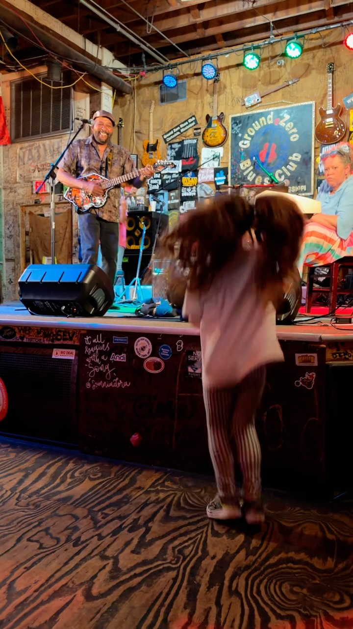 Super Chikan & the Fighting Cocks, movin’ & groovin’ with their biggest fan. 😁💙
#live #music #dancing #goodtime #groundzerobluesclub