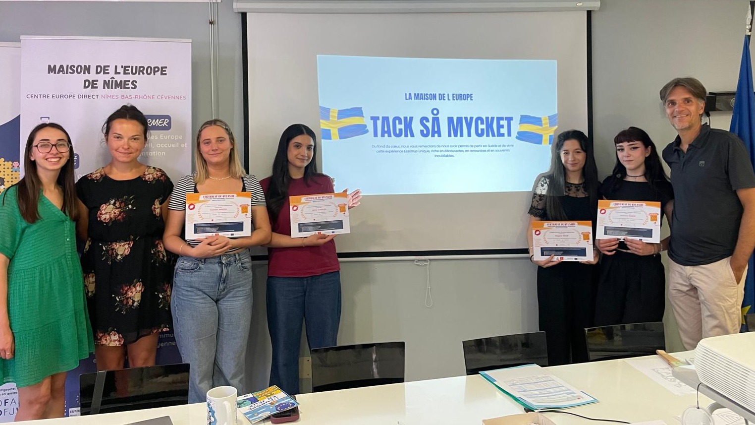 Nos 4 stagiaires Erasmus+ sont revenues de Suède !
Accompagnées par la Maison de l'Europe, elles ont réalisé 3 mois et demi de stage, du 14 mars au 28 juin 2026 en Suède, dans le cadre de notre projet de mobilité porté par la Maison de l’Europe de Nîmes, cofinancé par la Région Occitanie.
Accueillies dans 4 structures aux secteurs variés : café, centre d'information et d'évènements, agence de communication et d'évènement, association pour les parents et leurs enfants, les jeunes ont vécu une véritable immersion professionnelle et culturelle. 💻☕🌍👩💼🧘♀️
Elles ont particulièrement apprécié l’architecture suèdoise, la beauté de la Suède et ont amélioré leur niveau d’anglais, renforcé par un cours proposé sur place.
💬 Lors du bilan du 1er juillet 2026 à la Maison de l'Europe de Nîmes, les participantes ont exprimé une envie de repartir à l’étranger, en soulignant un gain en maturité, autonomie et confiance. 🌍✈
Le bilan s'est cloturé par la remise du certificat Europass, attestation qui leur permet de valoriser les compétences acquises durant leur mobilité. 🎖
📍Projet financé par Erasmus+ et la Région Occitanie, mis en œuvre par la Maison de l’Europe de Nîmes.
#mouvoccitanie #erasmusplus #mobilitéeuropéenne #maisondeleurope #europass
@laregionoccitanie @le_gard @mlnimesmetropole @missionlocalemontpellier @mlj_petite_camargue