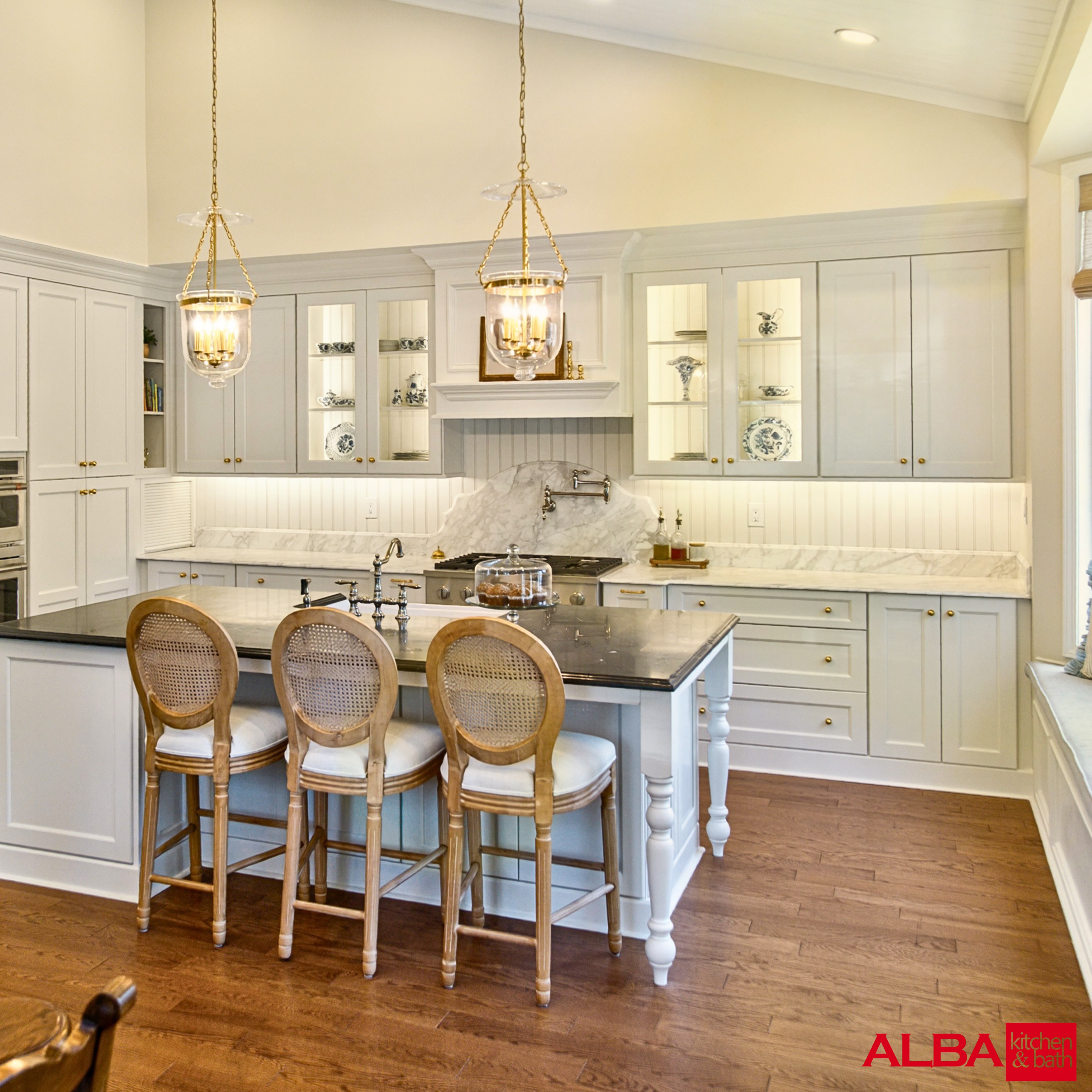 Designs to be a home and designs to share your entire day. Alba designers worked together with @the.cozy.colonial on this project to create a warm, inviting kitchen with a unique character and emotion.
#kitchendesign #kitchencabinets #luxurykitchen