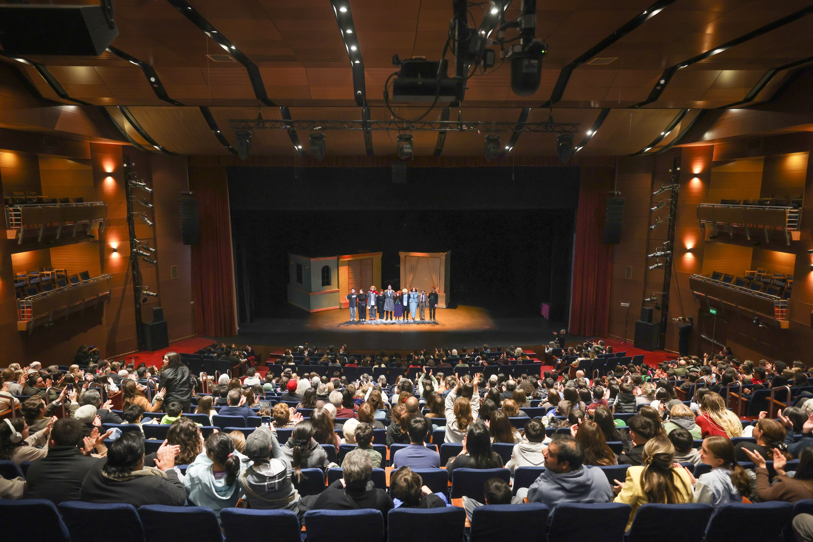 Hoy tenemos nuestra última función ❄️✨ y queremos agradecer al teatro @tm_lascondes por esta magnífica coproducción, a todo su equipo, de comunicaciones, al equipo técnico, a todos quienes han trabajado de la mano estas semanas y que nos recibieron de manera formidable; y por supuesto ¡al público! que nos ha acompañado estas 8 funciones. Esperamos volver pronto!
Con cariño, todo el equipo de Nada Era un Misterio
Rubén Aravena en maquillaje
Ximena Muñoz en Pelos @carmenrosa_salon
@catadevia en vestuario
@csalinasmusica en la música
@eduardojimenezcavieres escenografia
José Luis en producción e iluminación
Pablo Jorquera sonido microfonía
@gasparduclosbesa_ sonido
@diegoriffart
@meme_mujica
@este_beat
@alextremista
@capt.darion
Valentina Escorza en elenco
Ignacio Peralta @androgino_luksic dramaturgia
@paulabarracepe en dirección
Fotos @natalia_photo