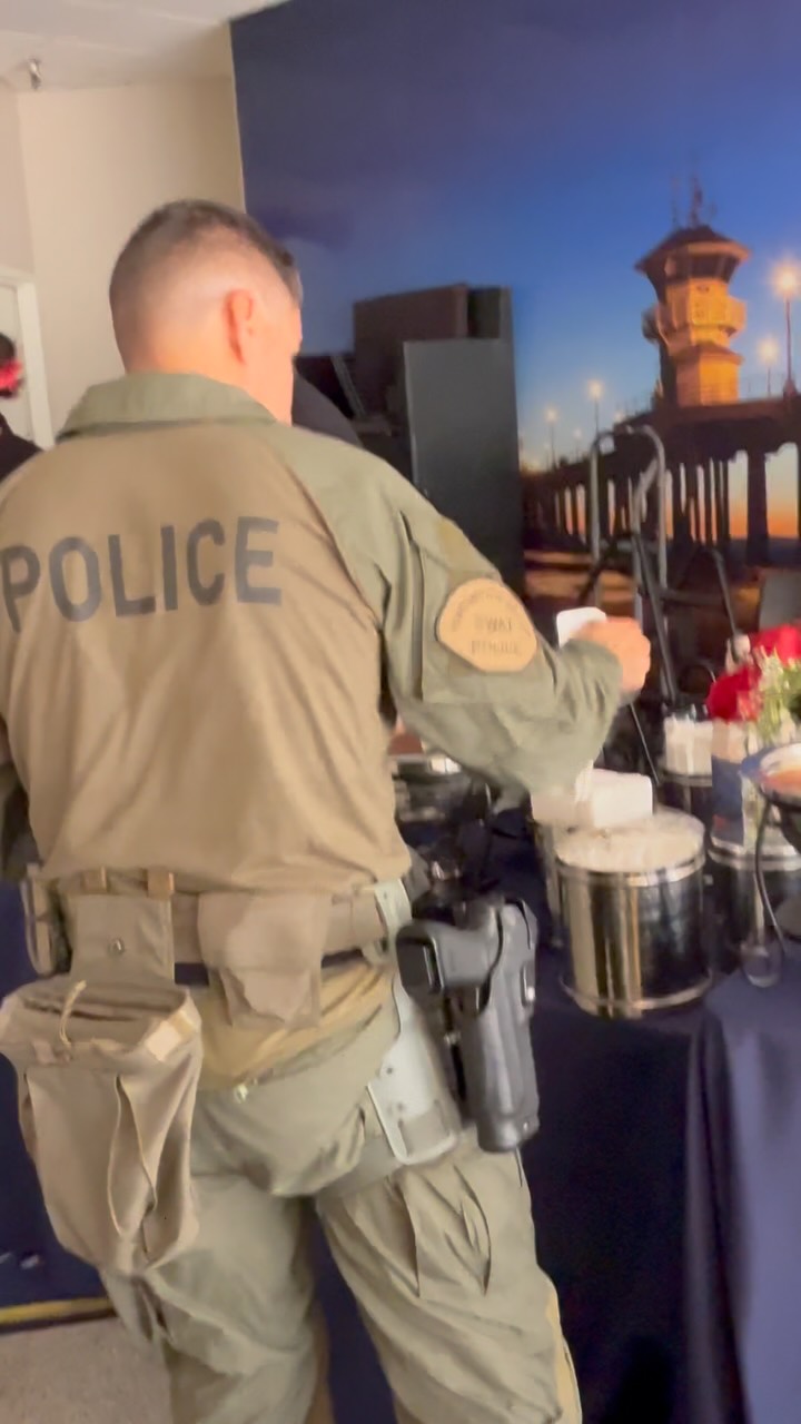 🇺🇸 Behind every great Fourth of July celebration is a team working to keep it safe.
While Huntington Beach celebrates one of the largest Independence Day traditions on the West Coast, over 500+ Huntington Beach Police Officers are on duty protecting our community.
We’re honored to help keep them fueled with a made-from-scratch comfort meal featuring slow-smoked brisket, lemon herb chicken, creamy mashed potatoes, fresh salad, freshly baked rolls, cookies, and brownies.
To the men and women of HBPD—thank you for spending your holiday serving ours. It’s a privilege to serve those who serve our community. ❤️🤍💙
#LoveAtFirstBiteCatering #HuntingtonBeach #HBPD #FourthOfJuly #CommunityFirst