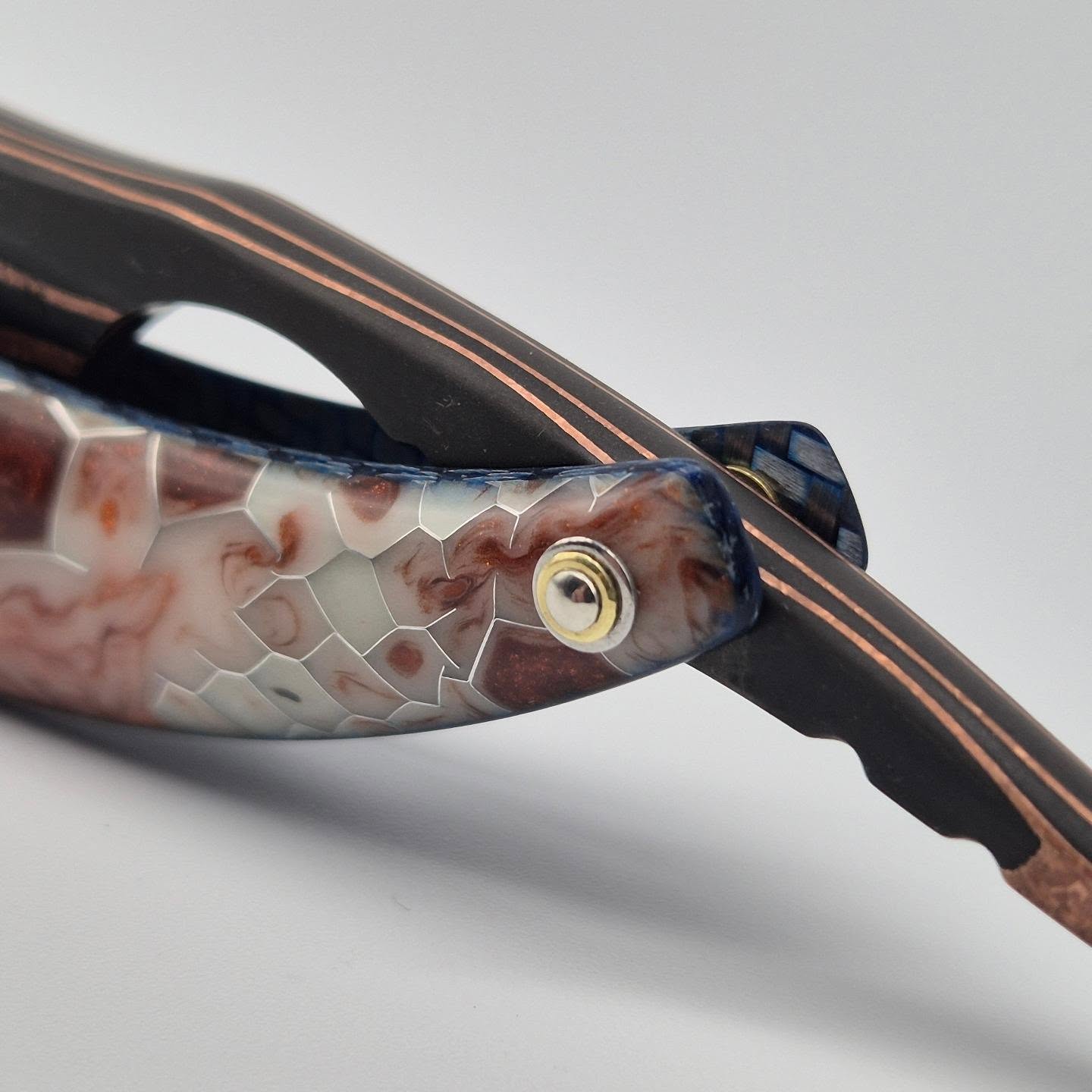 6/8 Custom Point in Hitachi AS Core Cu Mai
(Cu Mai from @oblivionblades )
Scales copper hex resin lined with glass fibre.
The wedge is green Ctek with Nickel Silver pins and stainless steel washers.
#boxercustomrazors #customstraightrazor #straightrazor #razor #shaveoftheday