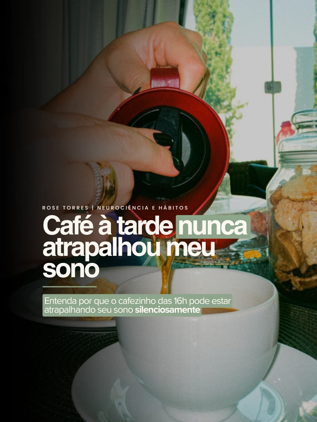 Eu sei que tem gente lendo isso agora pensando “mas eu durmo super bem, mesmo tomando café de tarde”.
Pode até ser verdade. Até porque a velocidade com que o fígado quebra a cafeína tem componente genético, mas se eu fosse você não tomaria.
Principalmente se você dorme a noite inteira e ainda assim acorda cansada, sem crise de sono nenhuma… o café da tarde é o primeiro lugar que eu olharia antes de qualquer suplemento, vitamina ou “detox”.
👉🏻 O horário das 14h é uma média segura, pensada pra quem não conhece o próprio ritmo.
Até que horas você toma café hoje?