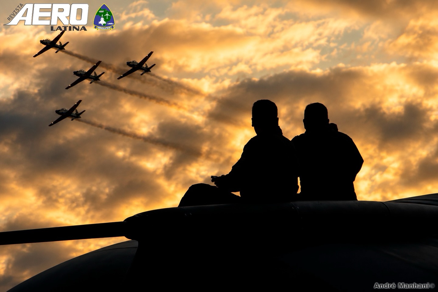 “Enquanto o sol pinta o horizonte com tons dourados, a emoção toma conta dos olhos de quem acompanha cada passagem.”
Militares assistem de cima do KC-390 as acrobacias da Esquadrilha da Fumaça durante o Arraia Aéreo em Bauru-SP.
#aviation #aviationphotography #esquadrilhadafumaça #avgeek #military
