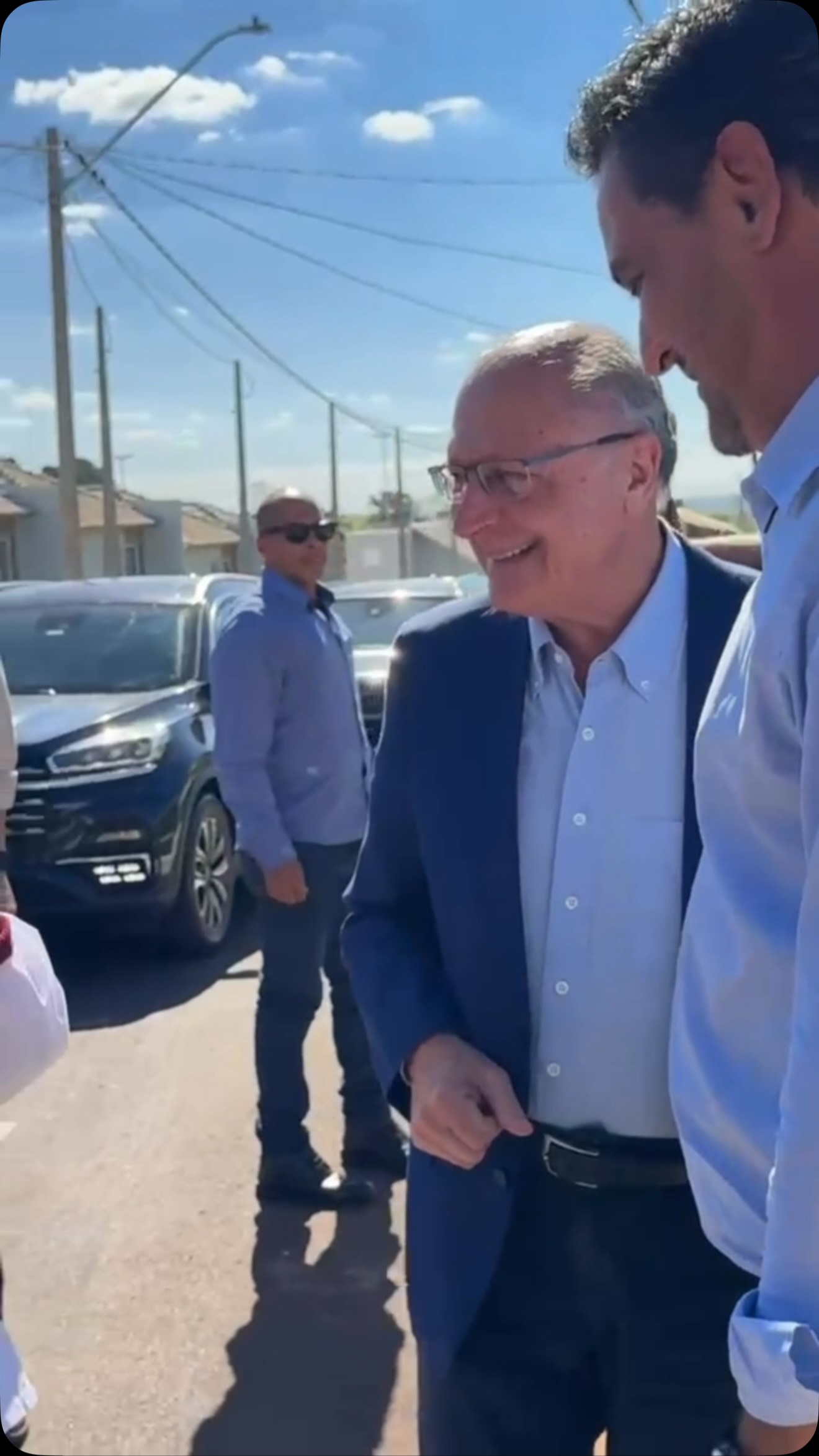 ALCKMIN EM OLÍMPIA: VICE-PRESIDENTE ENTREGA 150 MORADIAS E REÚNE AUTORIDADES
O vice-presidente da República e ex-governador de São Paulo por quatro mandatos, Geraldo Alckmin (PSB), participou nesta sexta-feira (3) da entrega de 150 moradias do Residencial Luiz Carlos Foresti Filho, em Olímpia.
O empreendimento foi viabilizado por meio de parceria entre a Prefeitura de Olímpia, o Governo Federal e a Caixa Econômica Federal, dentro do programa Minha Casa, Minha Vida, beneficiando 150 famílias.
A cerimônia reuniu autoridades municipais, estaduais e federais, entre elas o prefeito Geninho Zuliani. Durante o evento, Alckmin destacou a importância dos investimentos em habitação para ampliar o acesso à moradia e fortalecer a parceria entre União, Estado e municípios. | Portal Guilherme Baffi
