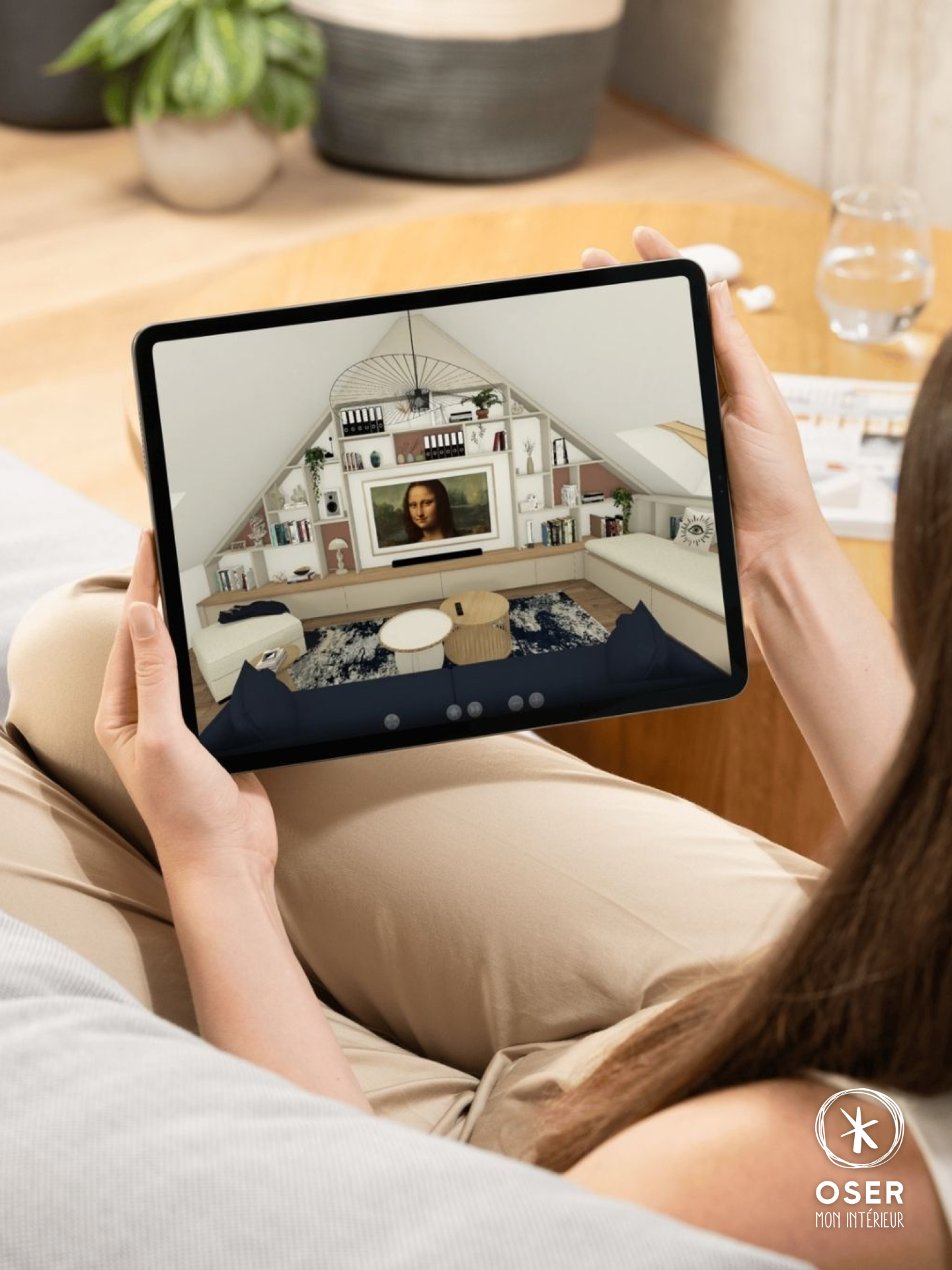 Et si vous pouviez vous promener dans votre futur intérieur… avant le début des travaux ?
Chez OSER mon intérieur, nous vous proposons de visualiser vos plans 3D avec un casque de réalité virtuelle. Plus besoin d'imaginer : vous êtes dans l'espace, vous en ressentez les volumes, les proportions, vous pouvez visualiser votre aménagement.
C'est tout l'intérêt de cet outil, particulièrement pour un scénario sous pente : se projeter dans les rampants, visualiser la hauteur disponible à chaque point de la pièce, anticiper la façon dont la lumière des Velux se diffuse dans l'espace. Autant d'éléments qu'un plan papier ne permet pas de ressentir aussi précisément.
Sur ce projet de combles, c'est ce qui nous a permis d'ajuster avec nos clients l'implantation des niches, du coin bureau et du meuble TV-bibliothèque, pour que chaque usage trouve sa place sans empiéter sur l'autre.
Une façon de concevoir plus sereine, plus précise, pour faire vos choix en toute confiance.
Nous avons hâte de vous présenter le projet finalisé. En attendant, retrouvez le lien vers la visualisation 3D de cet espace sous comble dans les commentaires. ✨
📩 Vous avez un projet d’aménagement ? Parlons-en.
----
OSER MON INTERIEUR, cabinet d'architecture d’intérieur, agencement sur mesure et de maîtrise d'œuvre, pour professionnels et particuliers.
