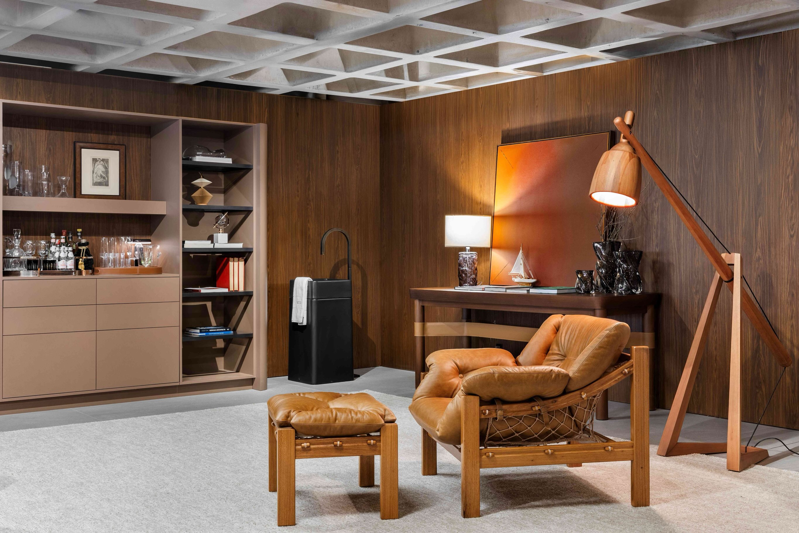 La fundadora y arquitecta brasileña de Estúdio Criativo, Joziane Marques Pavinato, presenta el Loft Materia y Permanencia en Casacor Santa Catarina 2026. El interior, de 215 metros cuadrados, reinventa la vida masculina a través de una atmósfera sofisticada y acogedora.
Organizado en un vestíbulo de entrada, una suite conceptual, un baño tipo spa y una cocina gourmet, el espacio está diseñado para desconectar y reconectar. En sintonía con el tema de la exposición de este año, Mente y Corazón, el diseño lo traduce en una experiencia inmersiva centrada en la contemplación, el confort y el bienestar emocional. “En un mundo cada vez más definido por la conectividad constante y las rutinas aceleradas, el interior reflexiona sobre nuevas formas de vivir, priorizando el bienestar, la permanencia y las experiencias significativas por encima de las tendencias pasajeras”, afirma la arquitecta.
@estudiocriativoarq
Fotos: @studioroik
@vanessaloiolacomunicacao