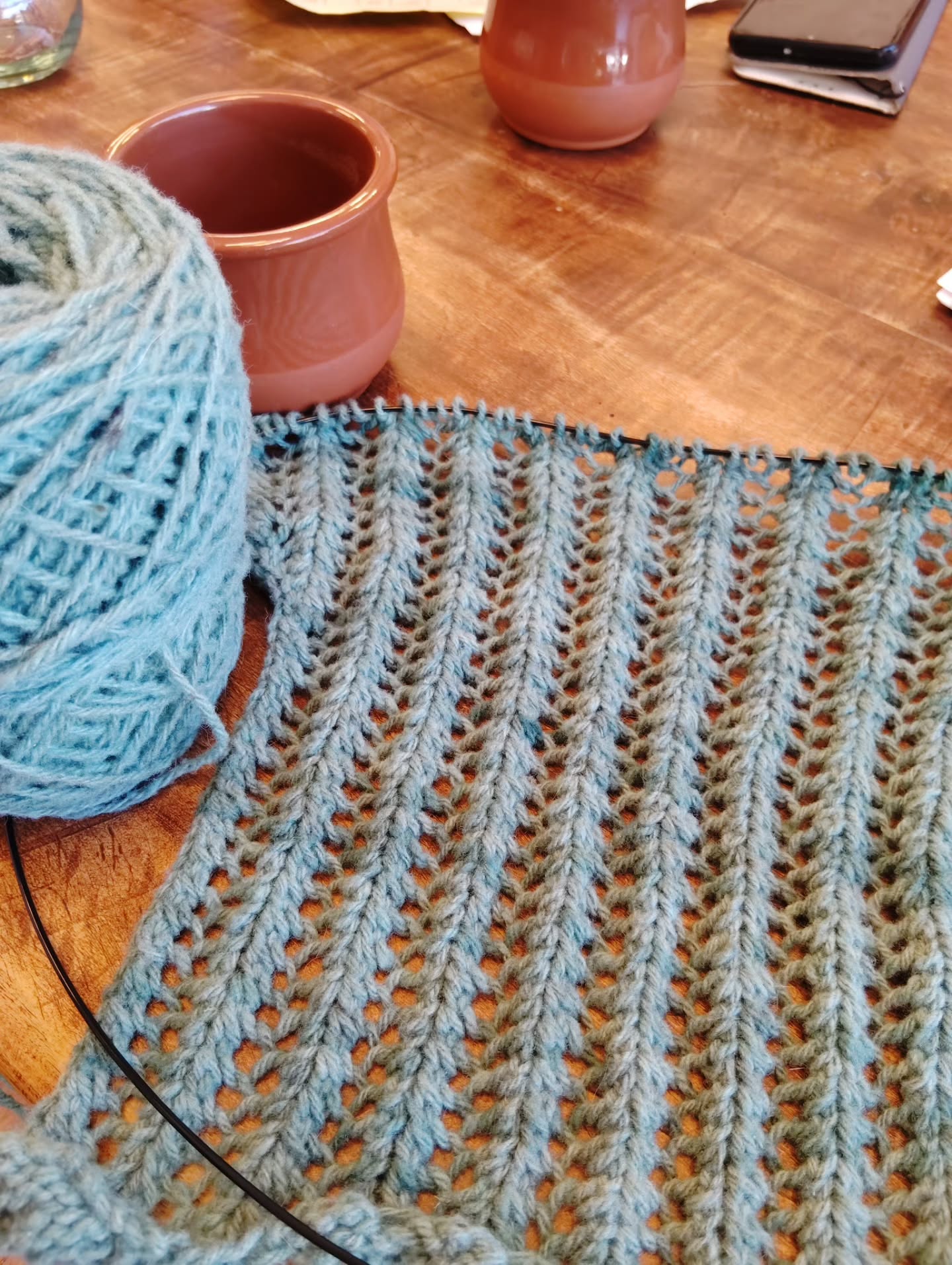 En ce moment je tricote un petit top d'été, le Partition Tank Top de @jamesnwatts , avec mon mérinos dans un coloris bleu vert improvisé 🥰 Il devrait être prêt pour la plage !
Et vous, il y a quoi sur vos aiguilles ?