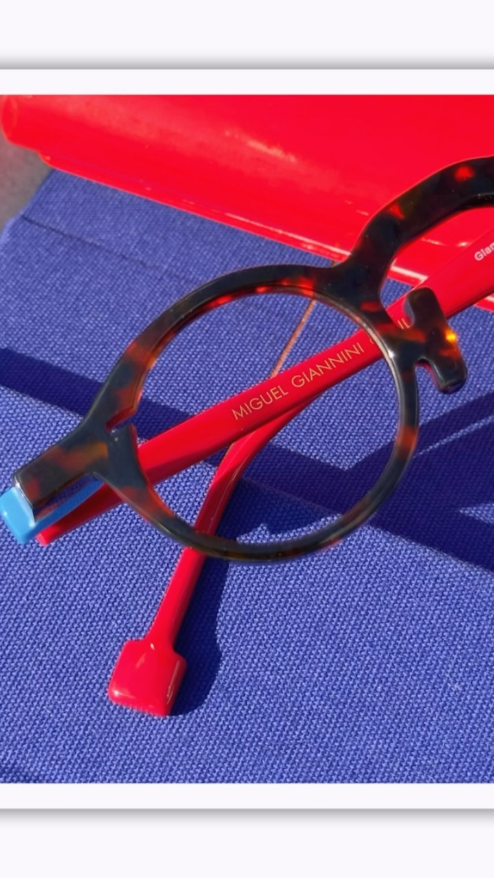 A nova coleção Miguel Giannini Óculos combina design contemporâneo com acabamento impecável. A frente em acetato tartaruga transmite sofisticação atemporal, enquanto as hastes vermelhas criam um contraste marcante. Nas pontas, discretos detalhes em azul completam a peça com um toque exclusivo e cheio de personalidade.
Produzida em acetato de alta qualidade, a armação oferece leveza, resistência, excelente acabamento e um encaixe confortável para o uso diário. Um modelo pensado para quem busca autenticidade, conforto e estilo em cada detalhe.
Descubra a coleção exclusiva Miguel Giannini Óculos e encontre a armação que combina com você.
#Fashion #Style #EyewearFashion #LuxuryStyle #FashionLovers